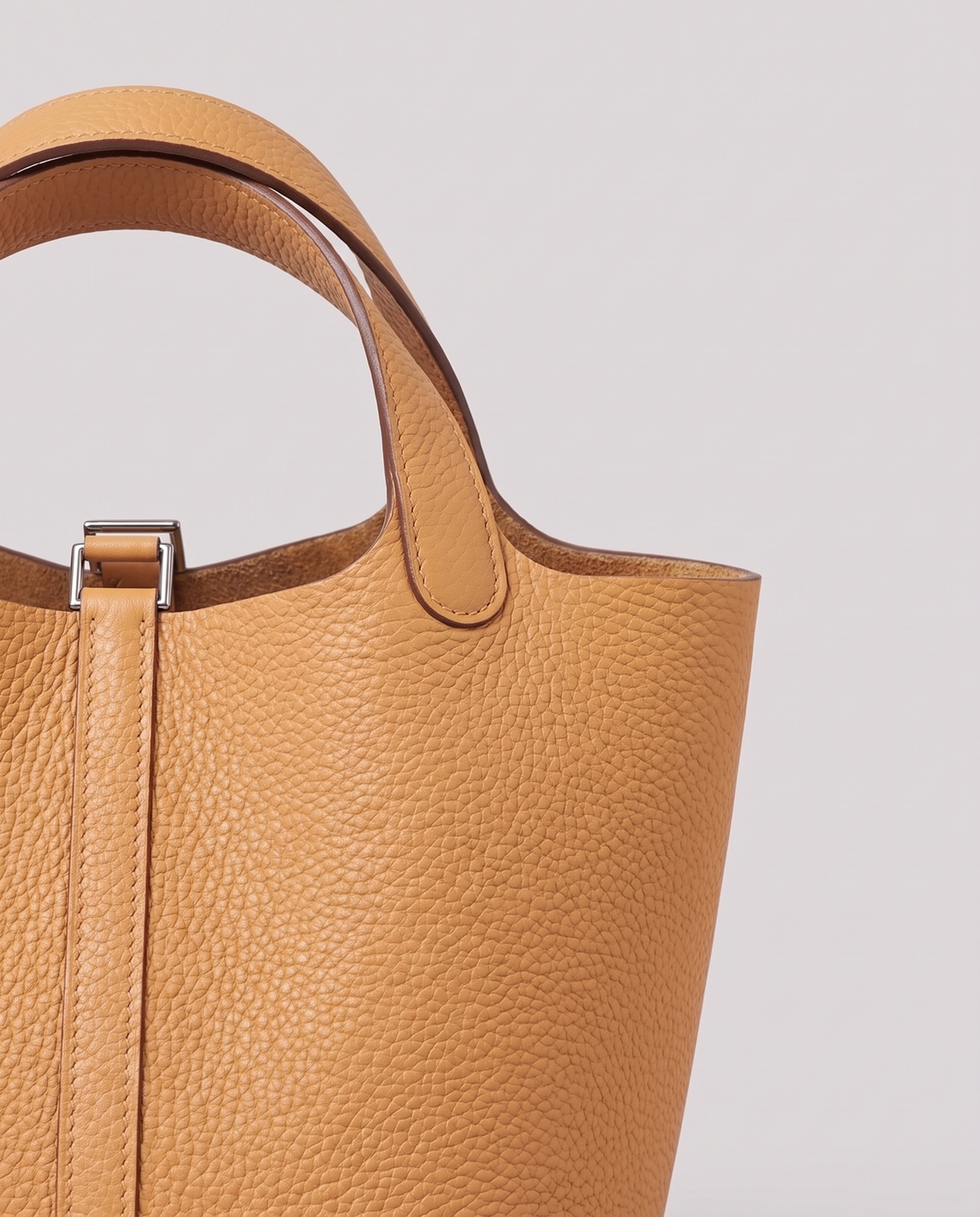 Leather close-up of the Valentina Ostuni Small bag in Apricot