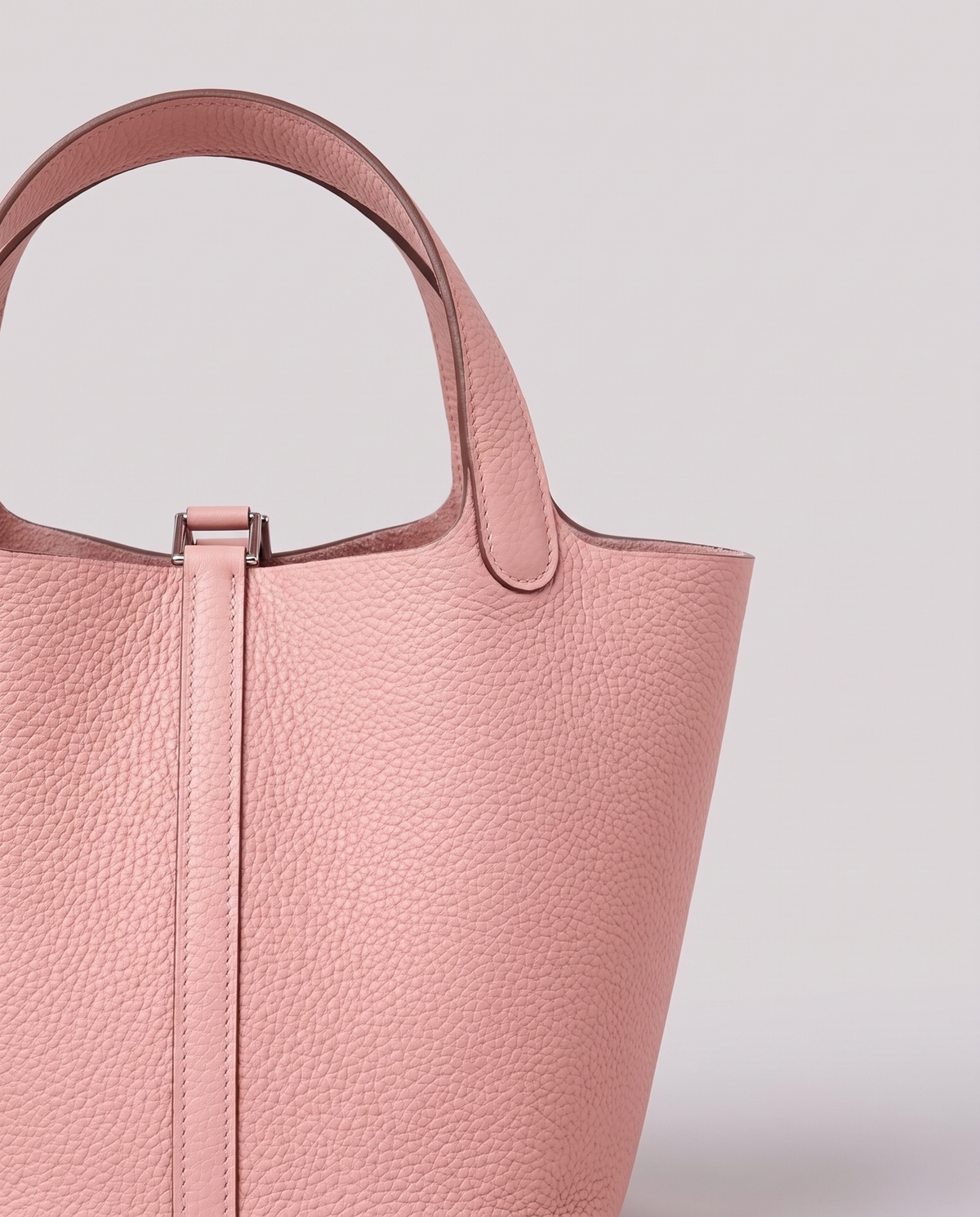 Leather close-up of the Valentina Ostuni Small bag in Blush