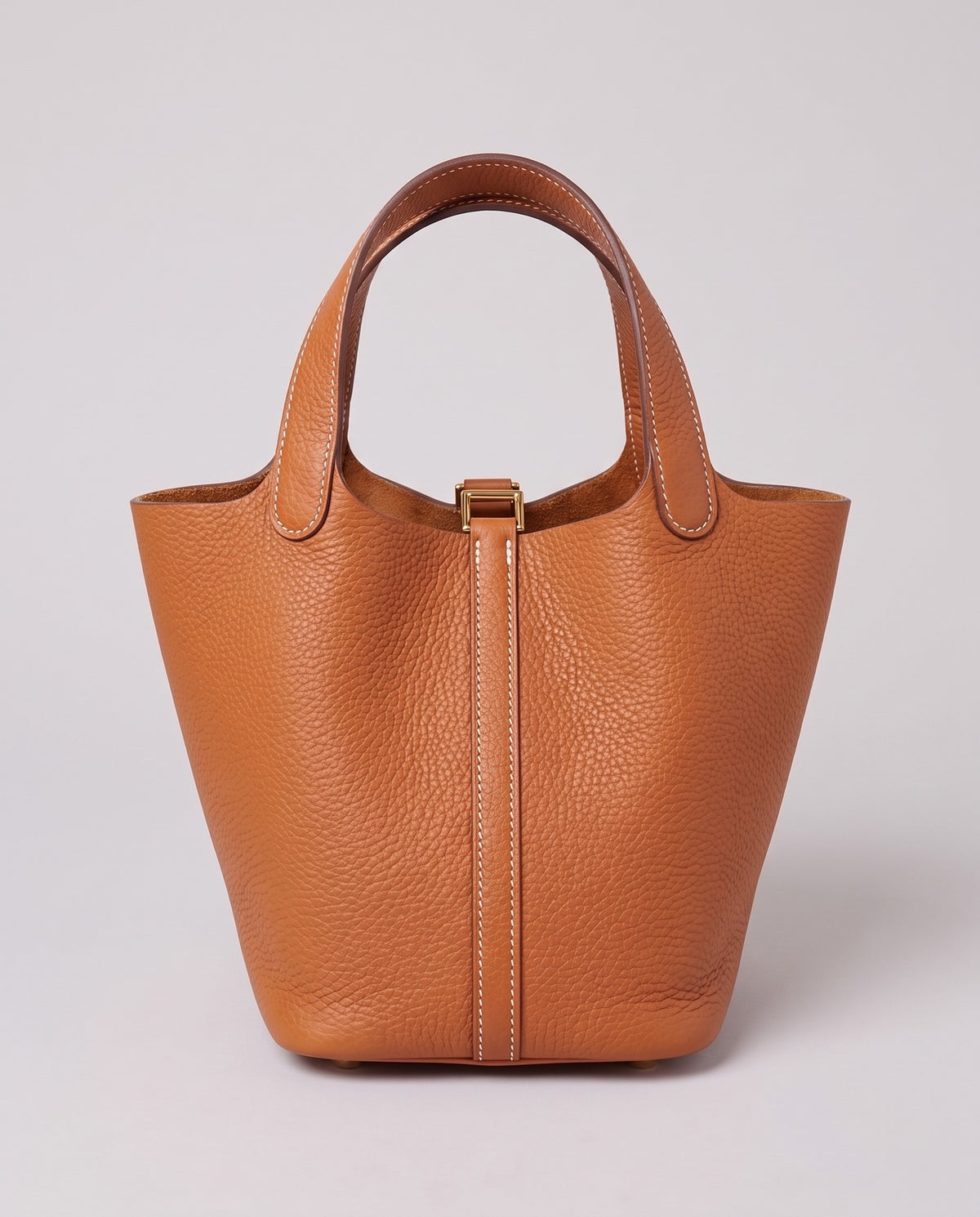 Hardware and handle detail on the Valentina Ostuni Small bag in Caramel