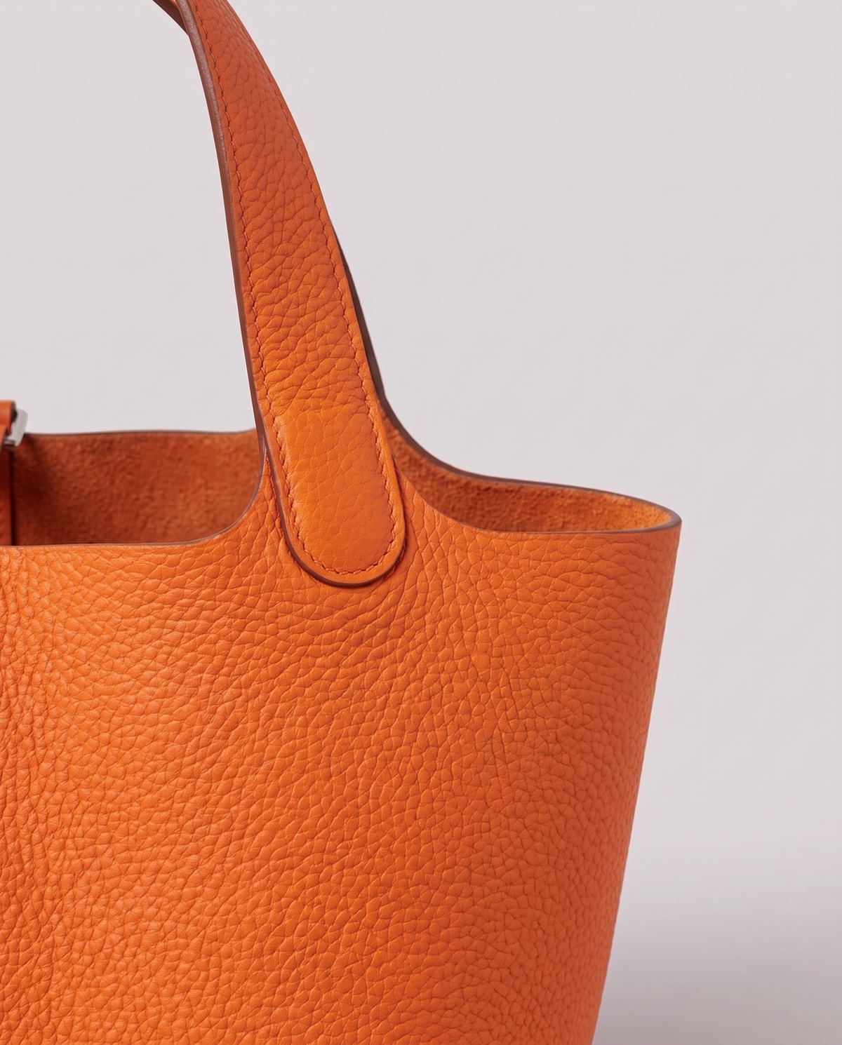 Leather close-up of the Valentina Ostuni Small bag in Orange
