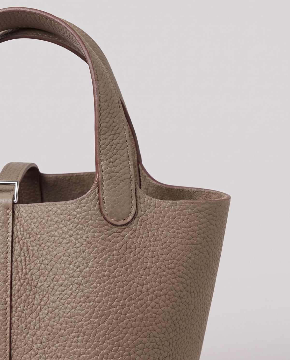Leather close-up of the Valentina Ostuni Small bag in Stone