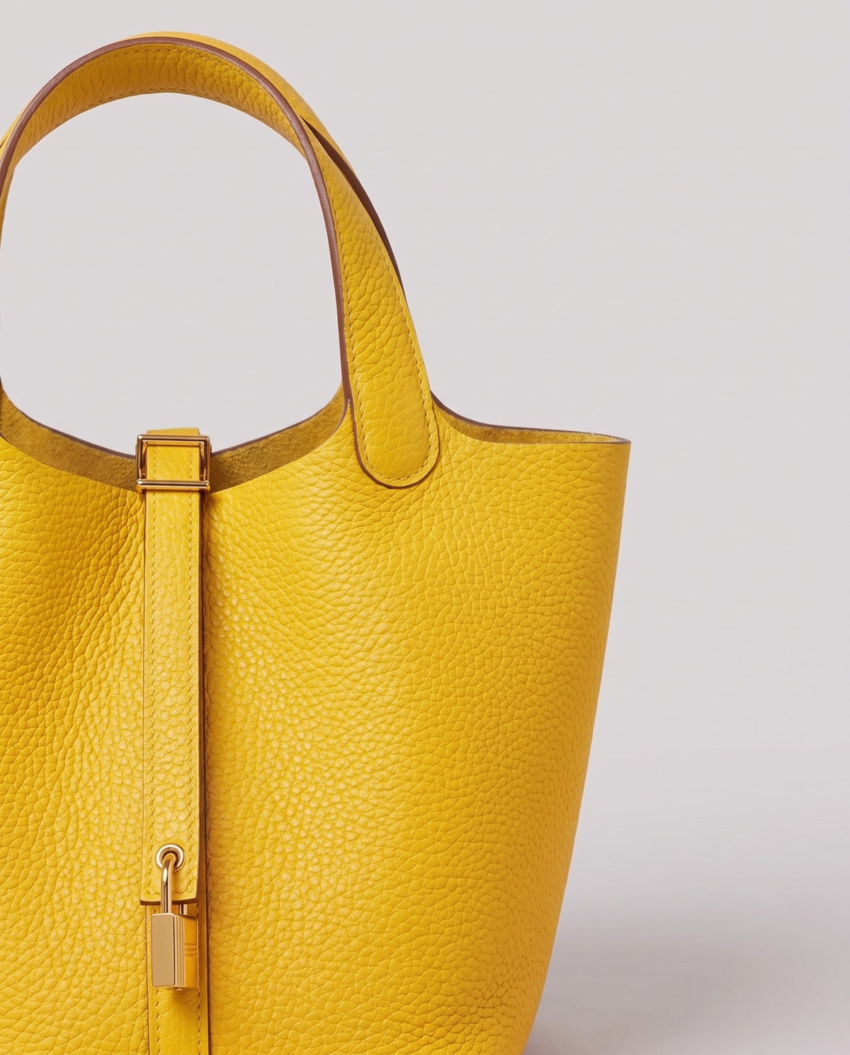 Leather close-up of the Valentina Ostuni Small bag in Yellow