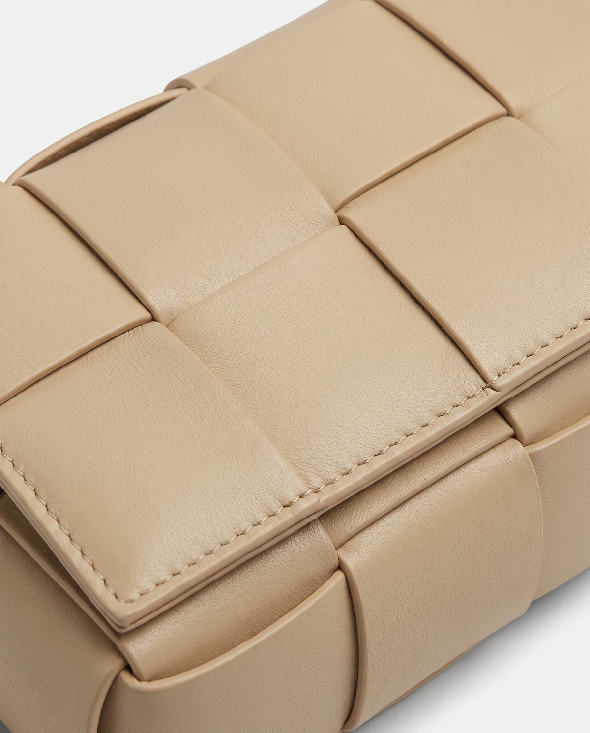 Cassette padded woven leather belt bag in Beige – close-up of the padded woven leather