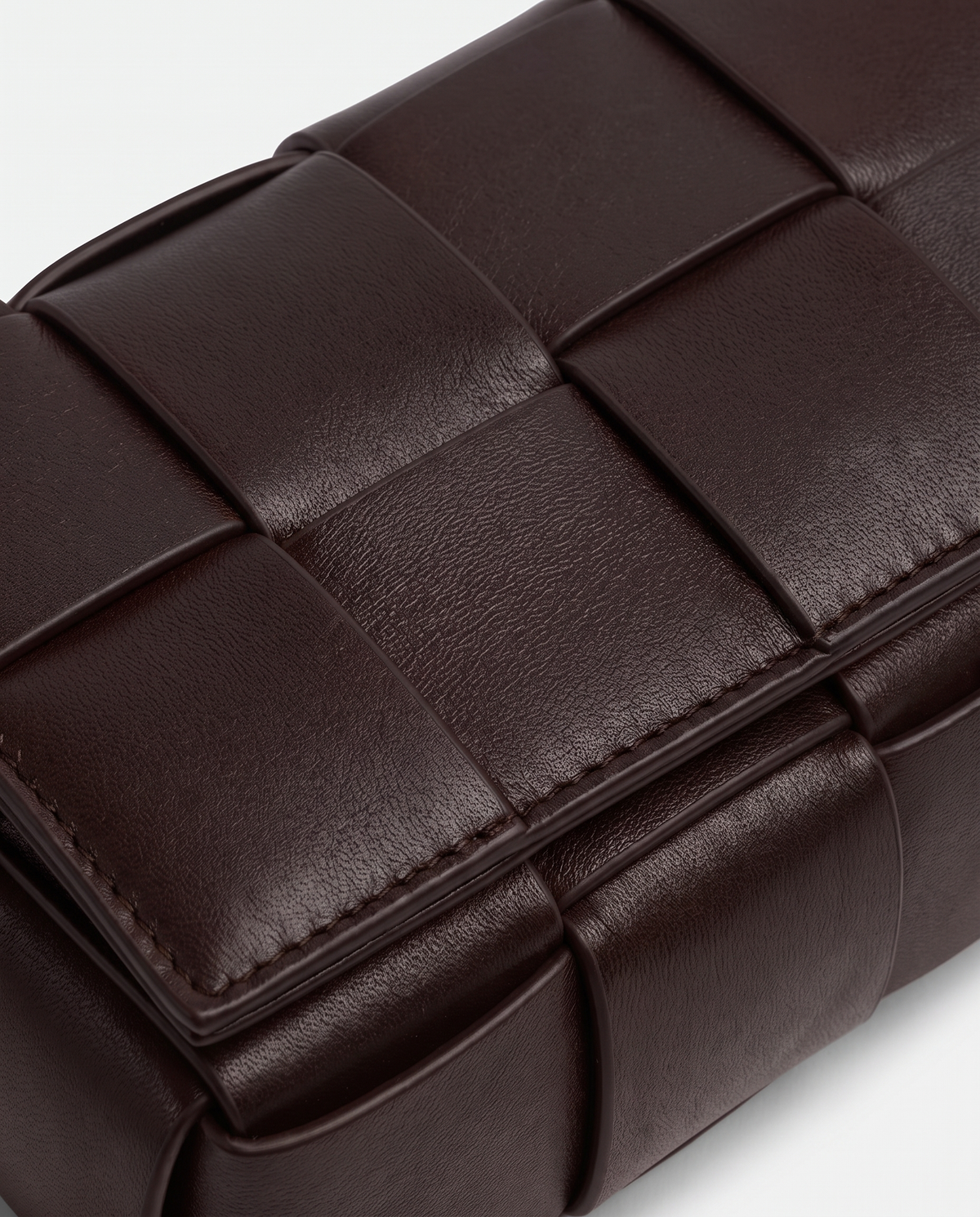 Cassette padded woven leather belt bag in Espresso – close-up of the padded woven leather