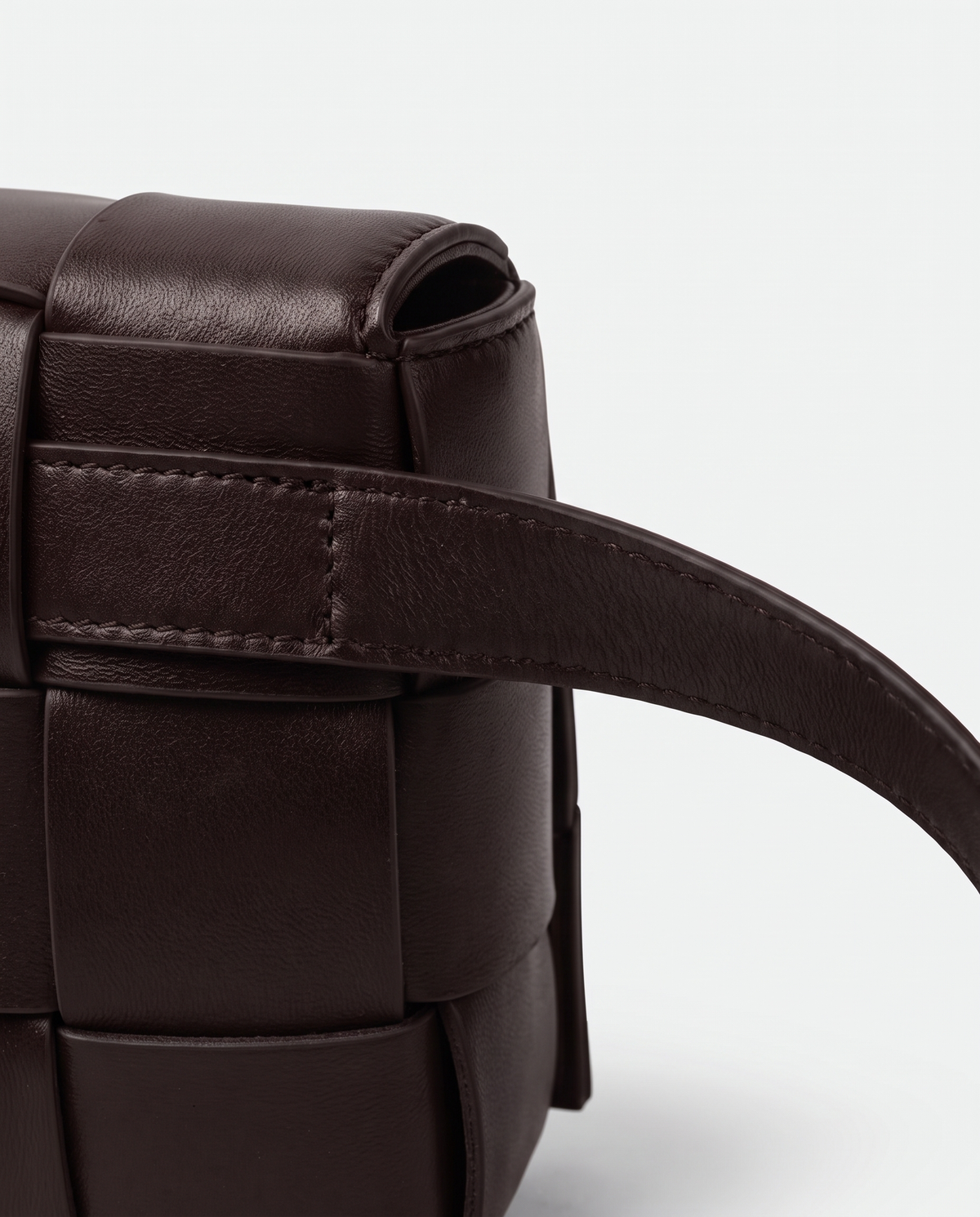 Cassette padded woven leather belt bag in Espresso – close-up of the strap attachment