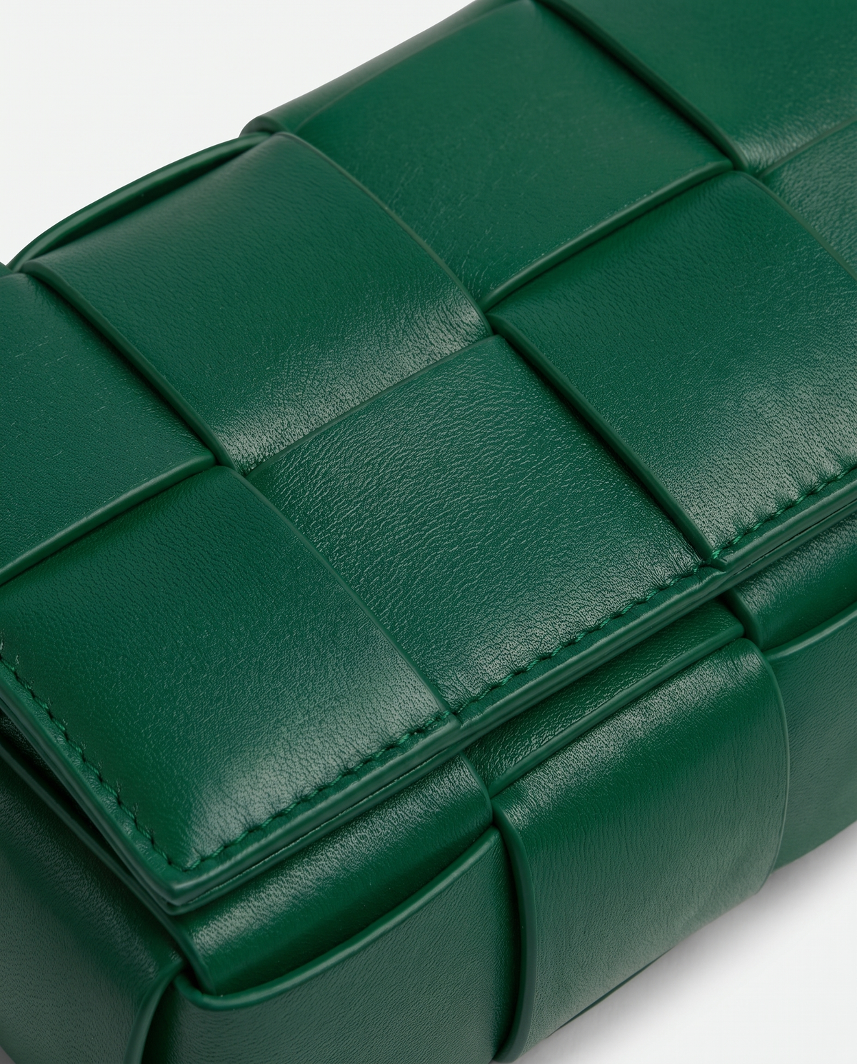 Cassette padded woven leather belt bag in Green – close-up of the padded woven leather