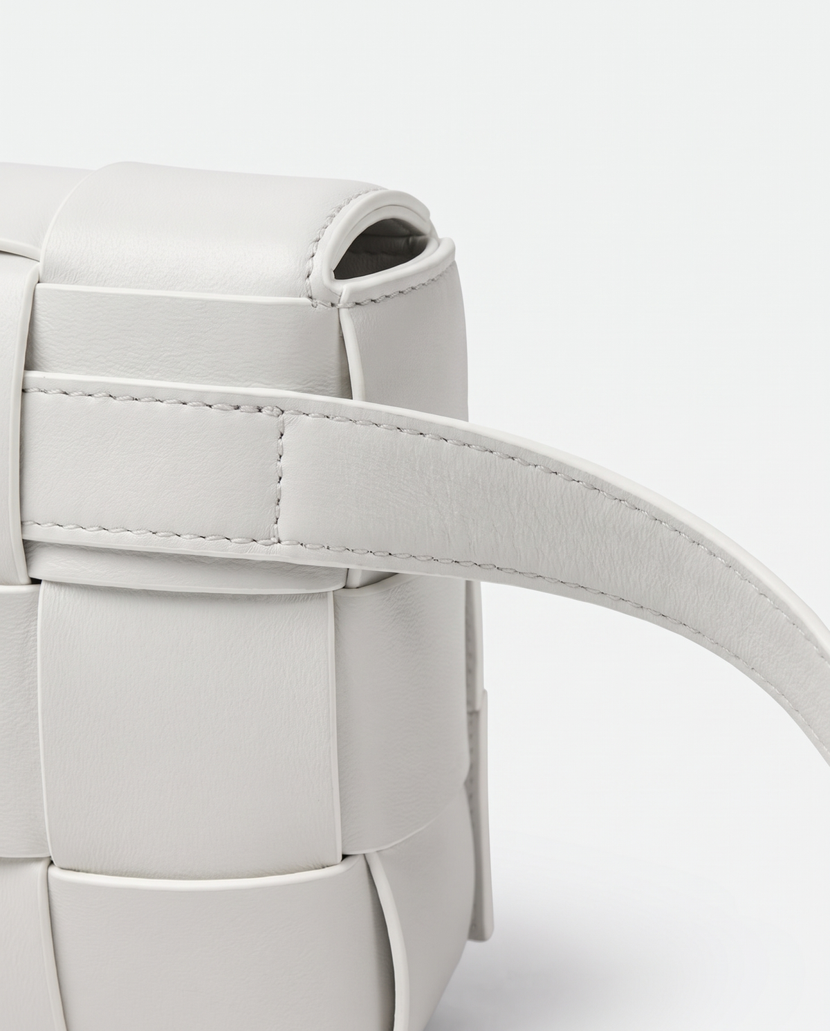 Cassette padded woven leather belt bag in Ivory – close-up of the strap attachment