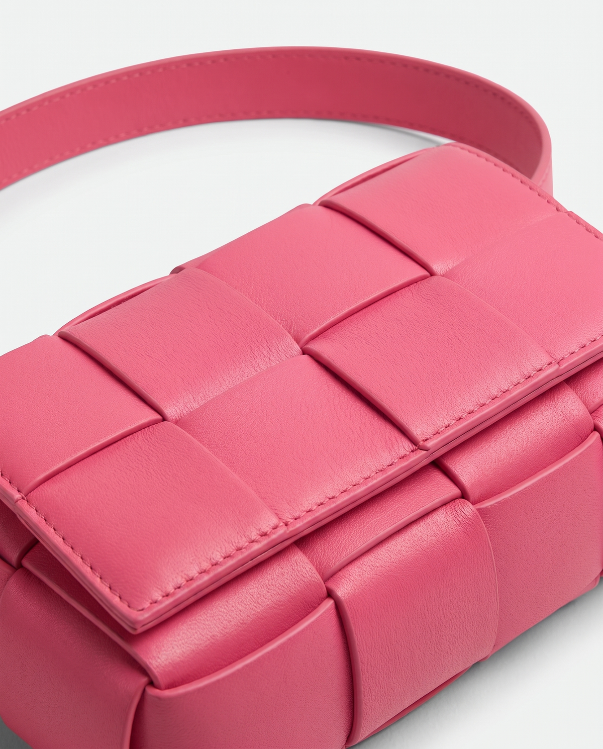 Cassette padded woven leather belt bag in Pink – close-up of the padded woven leather