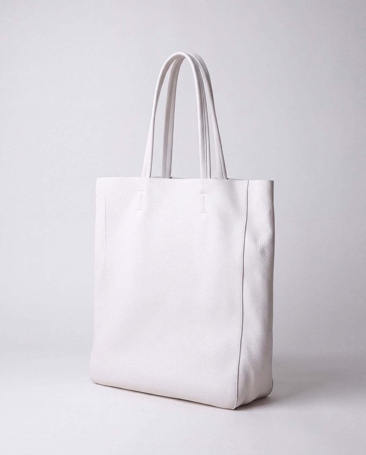 Perla Large bag in Pearl – three-quarter view
