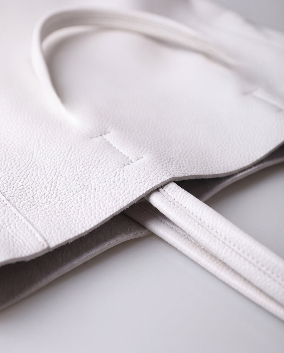 Perla Large bag in Pearl – hardware detail