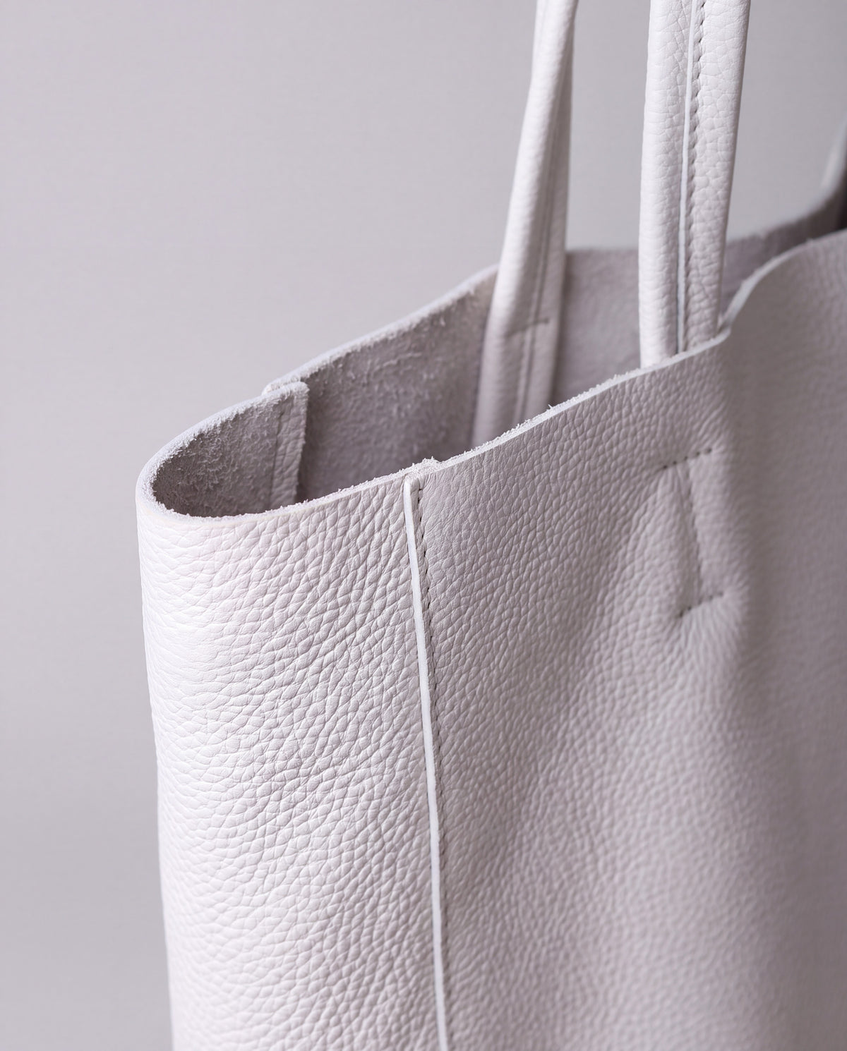 Perla Large bag in Pearl – leather detail