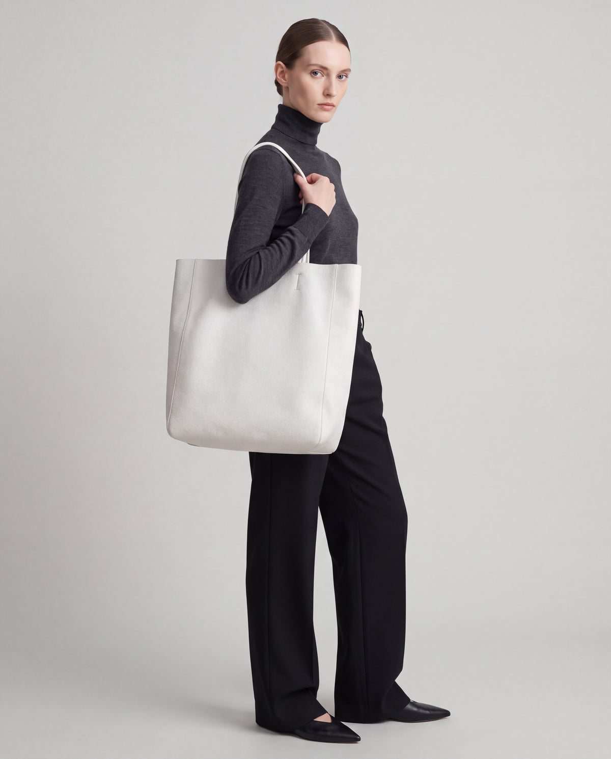 Perla Large bag in Pearl – worn by model, close-up