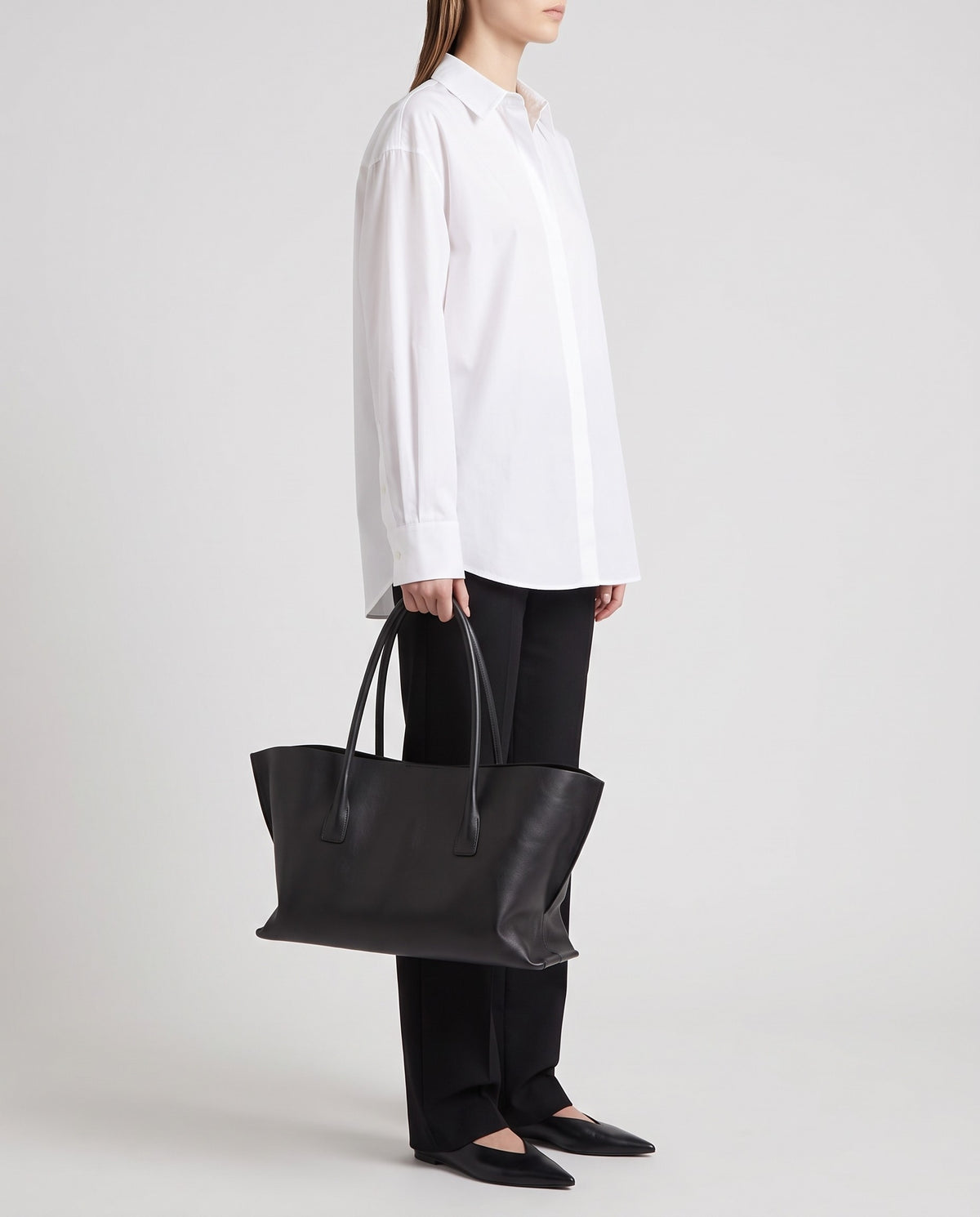 Piano leather tote in Black – model carrying it