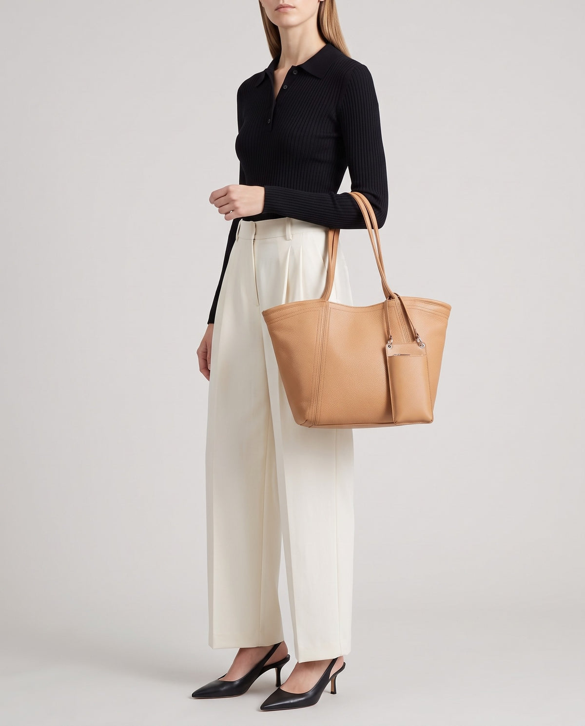 Prima leather tote in Tan – model carrying it