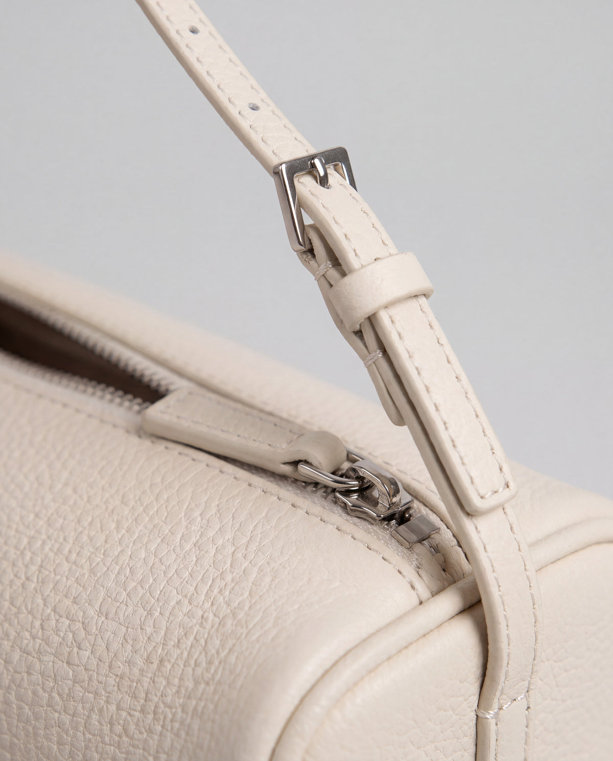 Roll bag in Ivory – hardware detail