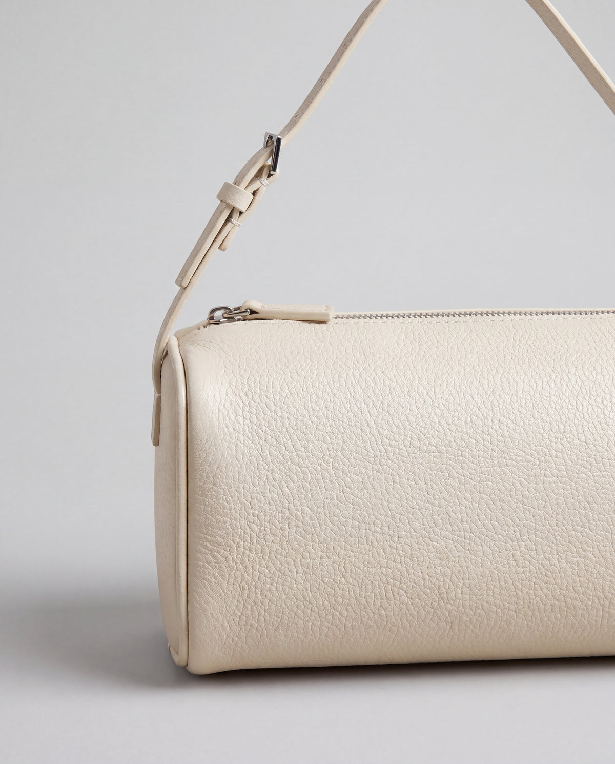 Roll bag in Ivory – leather detail