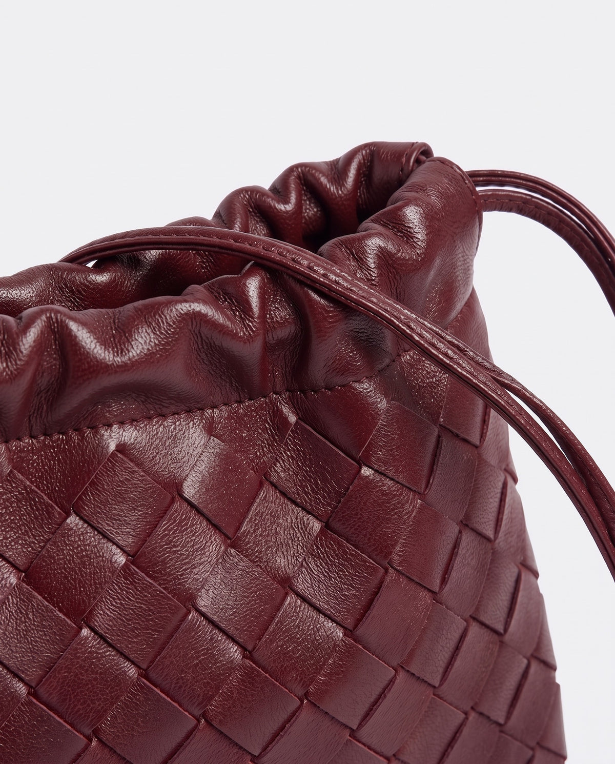 Serata woven leather clutch in Burgundy – drawstring detail