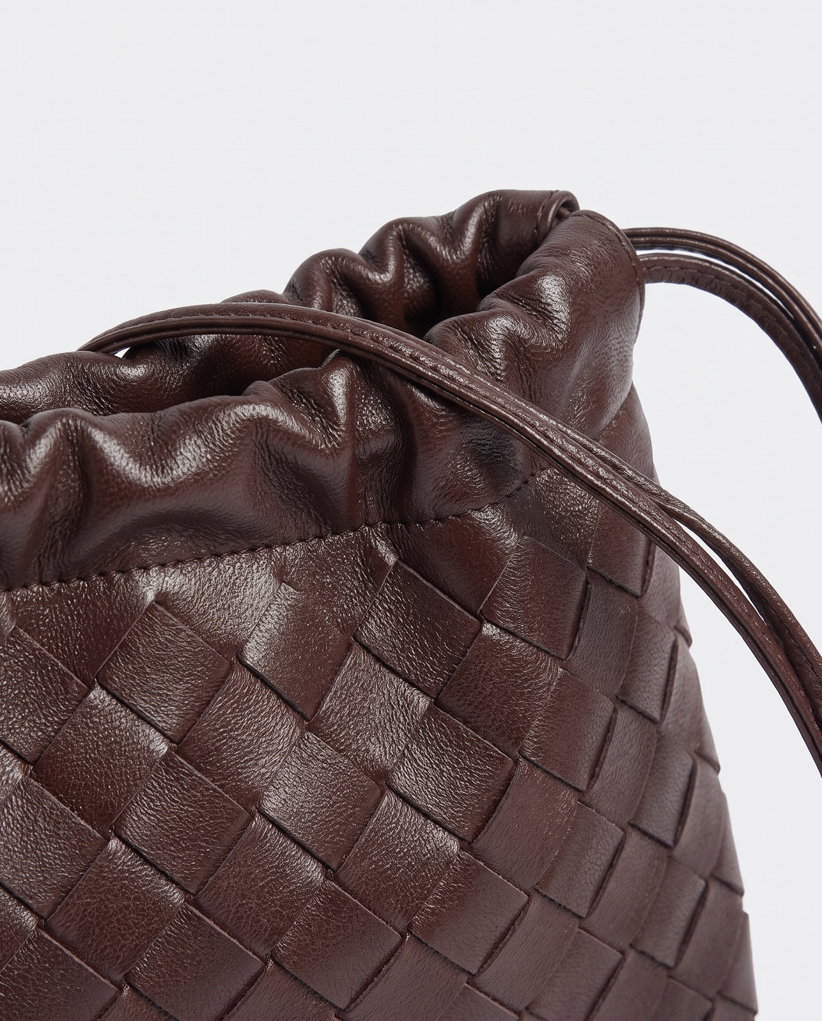 Serata woven leather clutch in Espresso – close-up of the gathered drawstring top