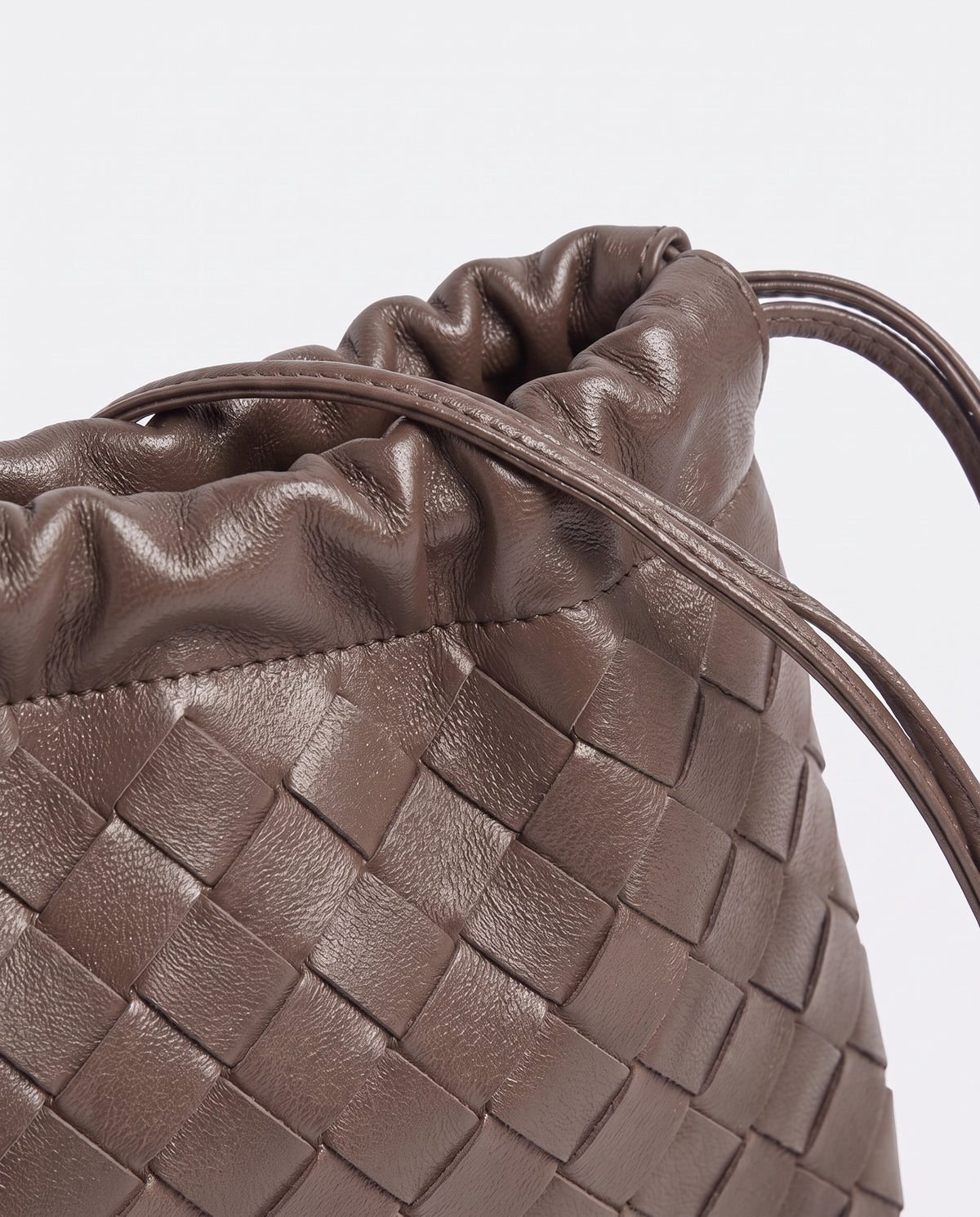 Serata woven leather clutch in Taupe – drawstring detail