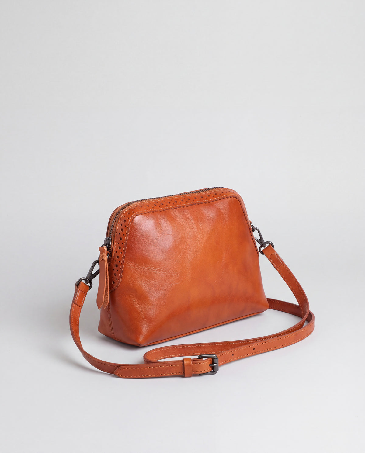 Shell bag in Brown – three-quarter view