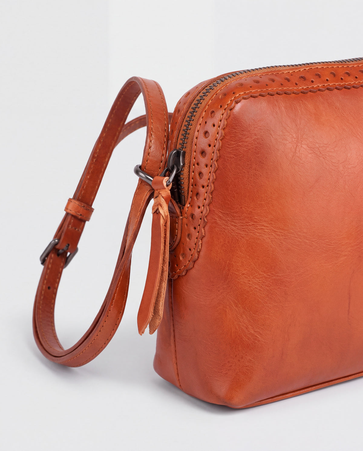 Shell bag in Brown – leather detail
