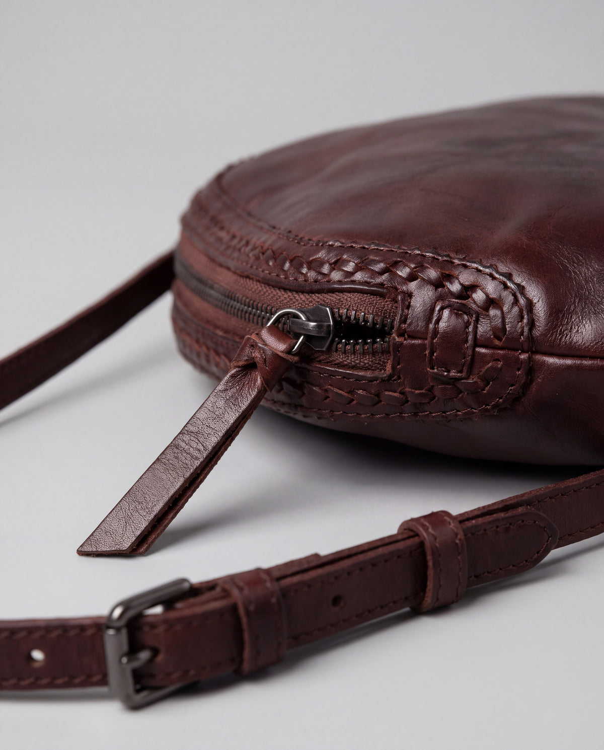 Shell bag in Coffee – hardware detail