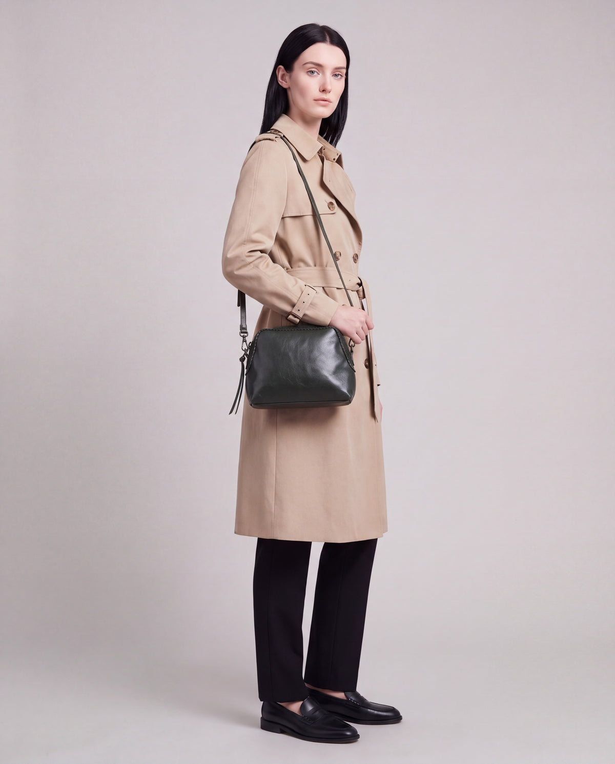 Shell bag in Green – carried by model, close-up