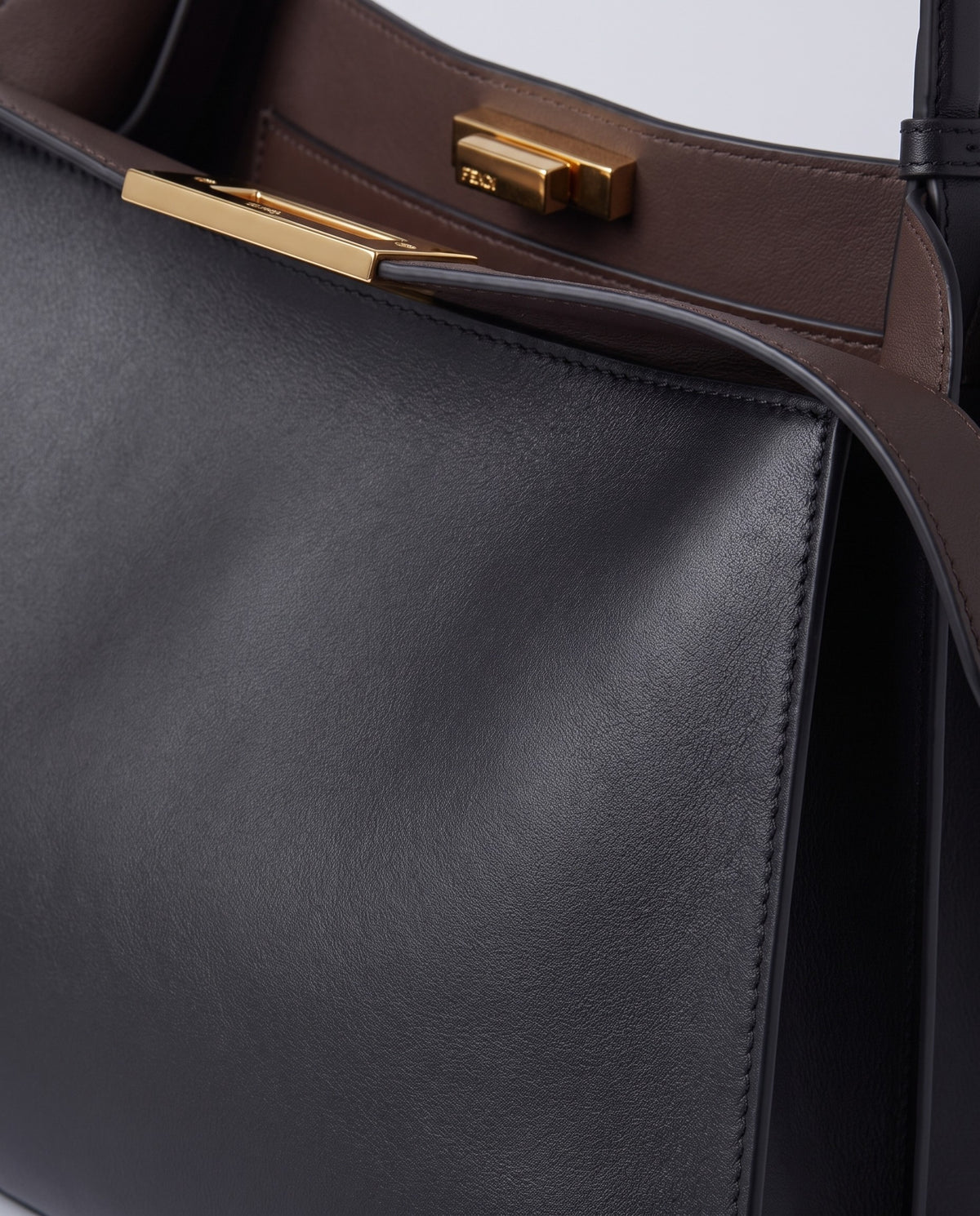Siracusa leather bag in Black – close-up of the smooth cowhide leather
