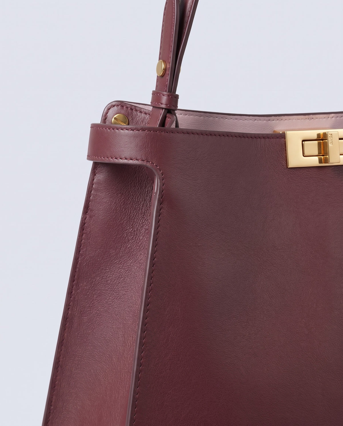 Siracusa leather bag in Burgundy – close-up of the smooth cowhide leather