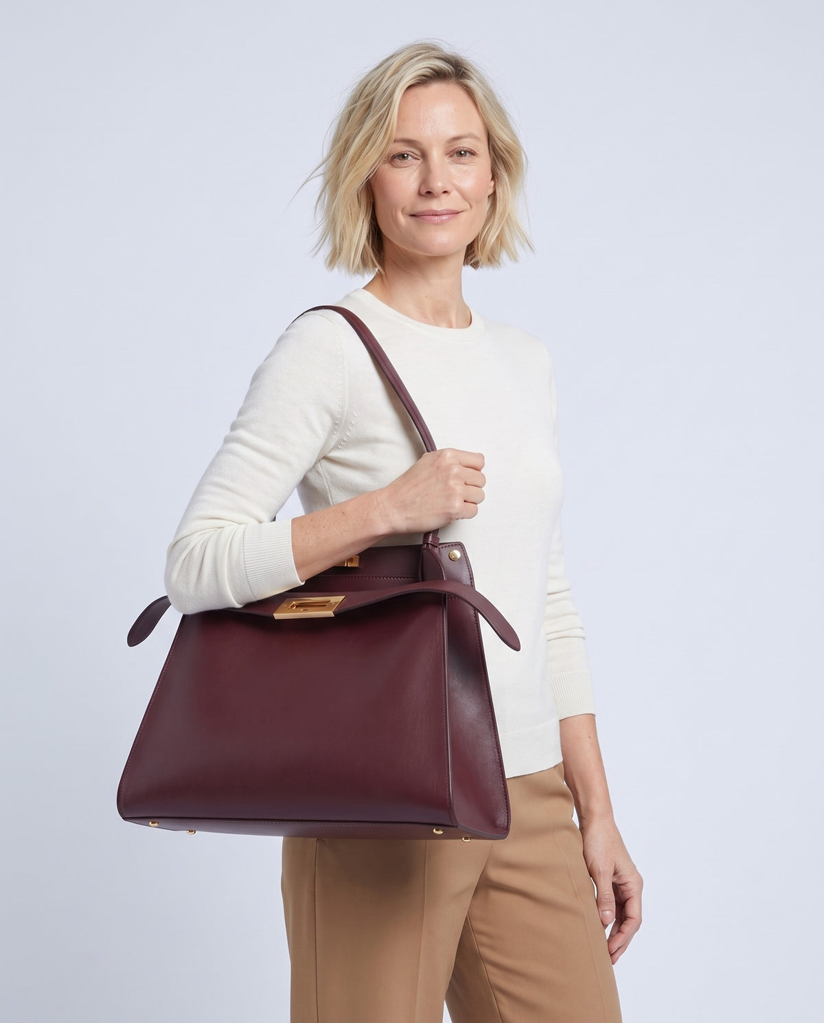 Model wearing the Siracusa leather bag in Burgundy on the shoulder