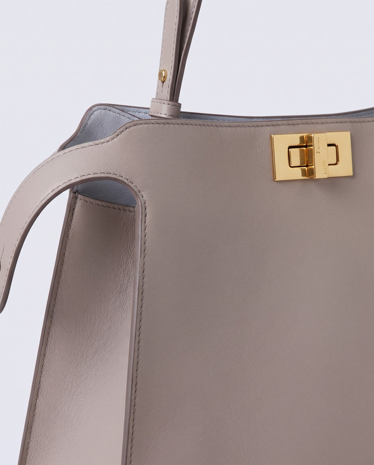 Siracusa leather bag in Stone – close-up of the smooth cowhide leather