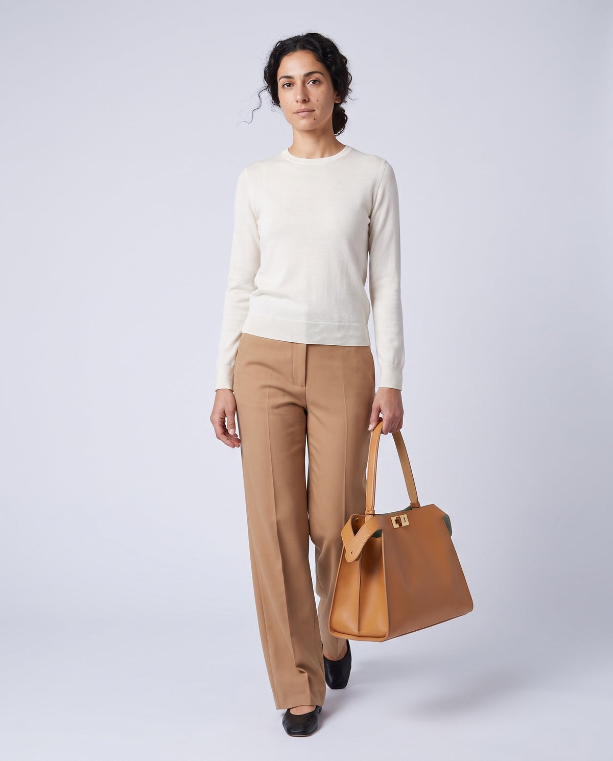 Model carrying the Siracusa leather bag in Tan – full length
