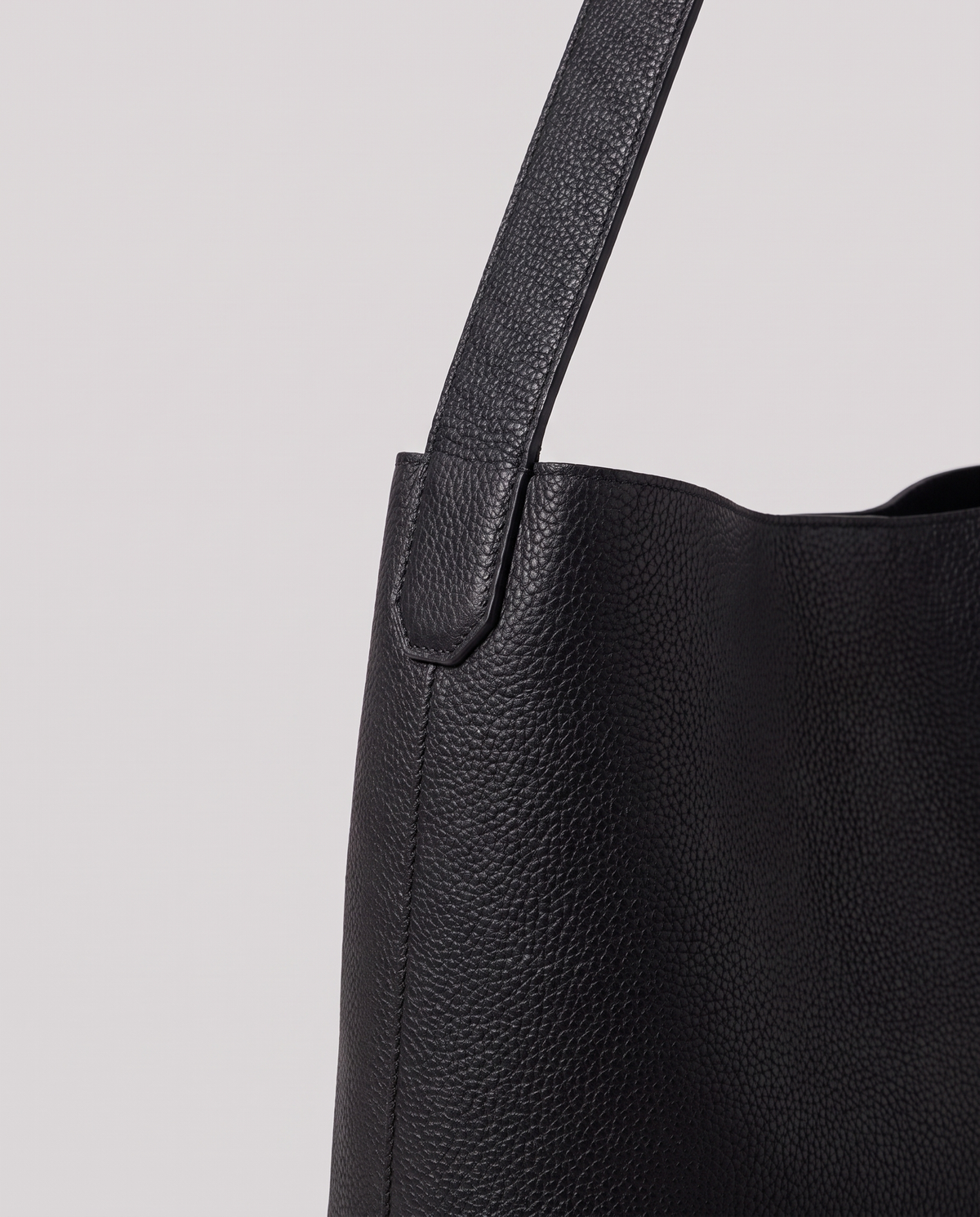 Leather close-up of the Valentina Tela Large bag in Black