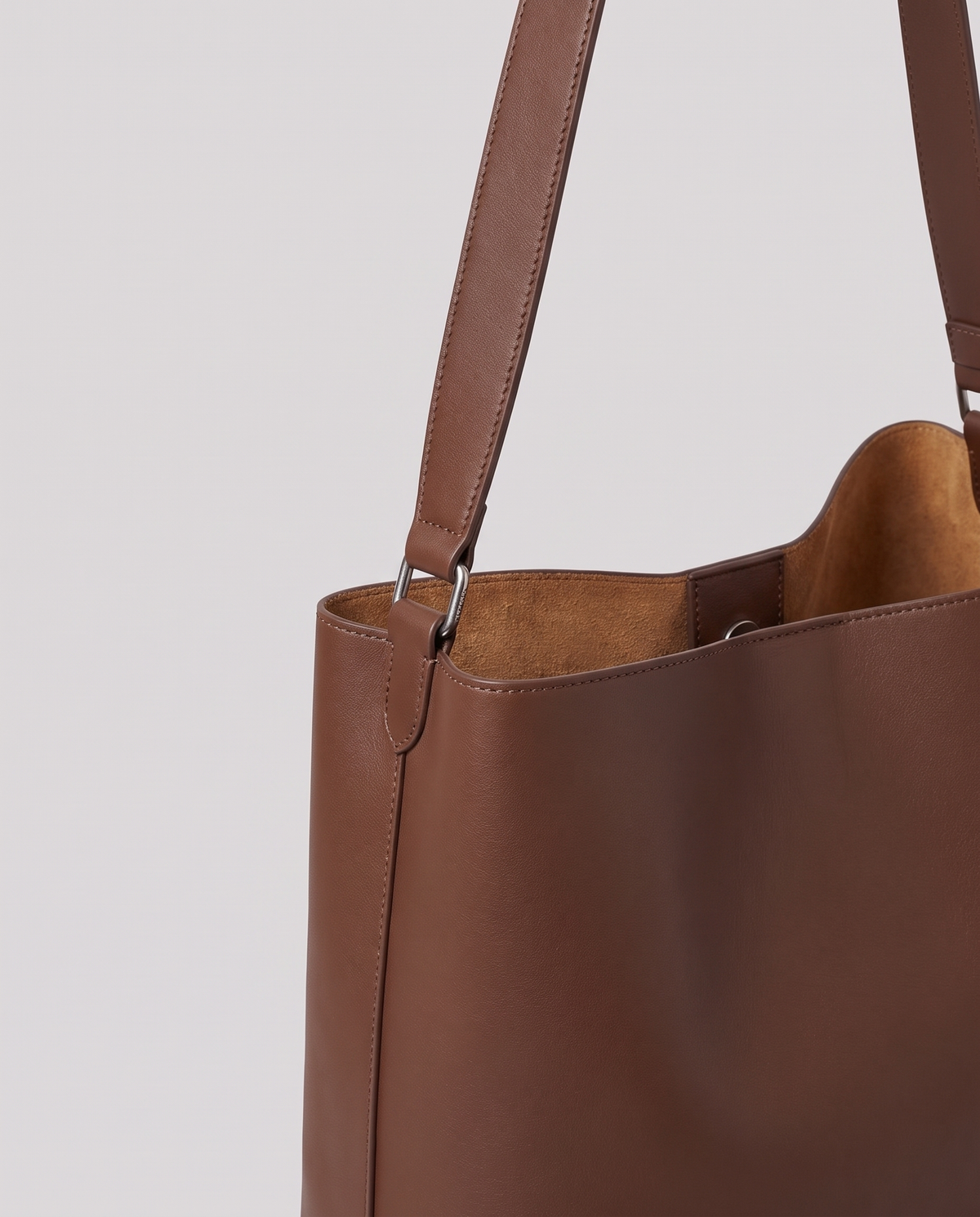 Leather close-up of the Valentina Tela Large bag in Brown