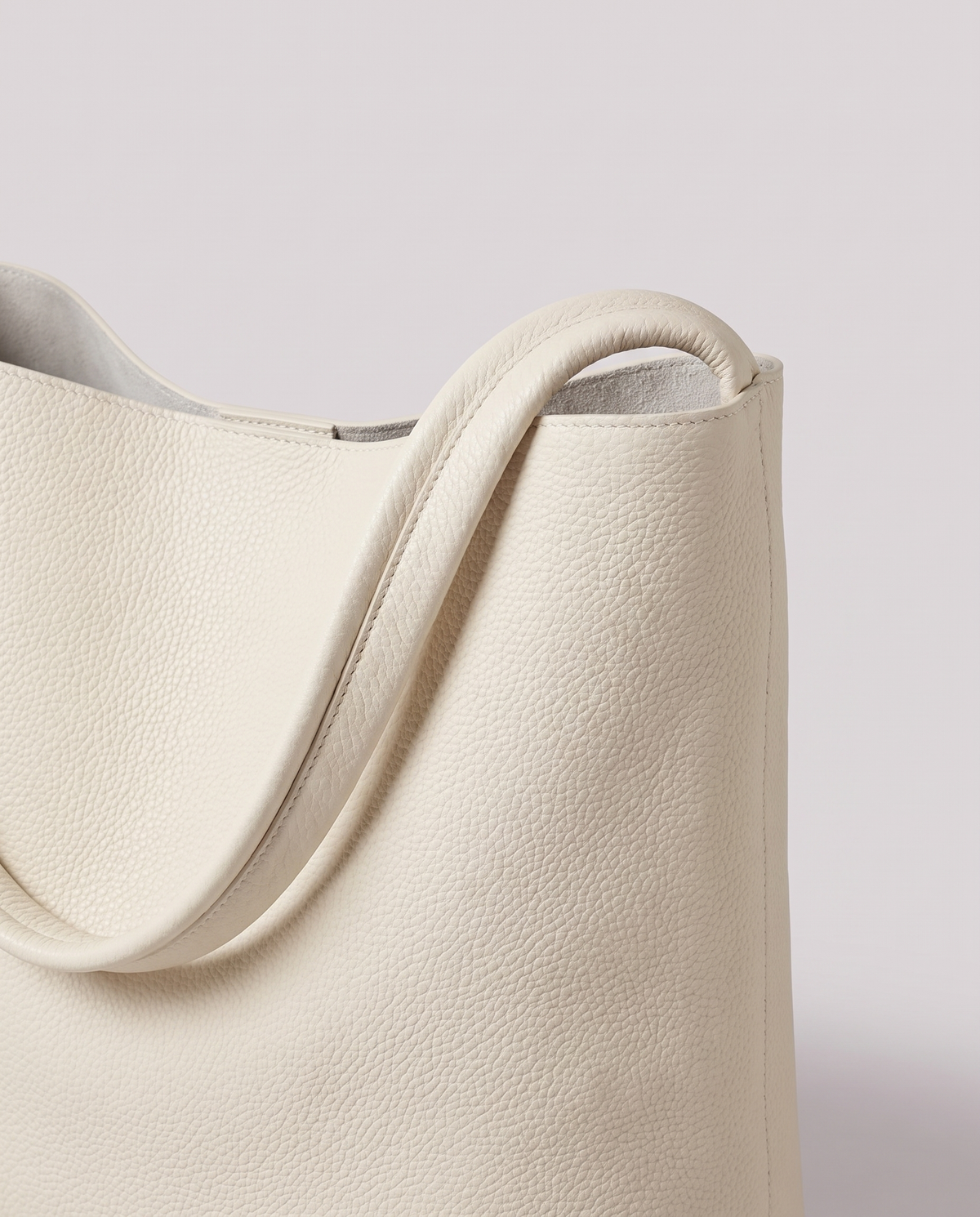 Leather close-up of the Valentina Tela Large bag in Cream