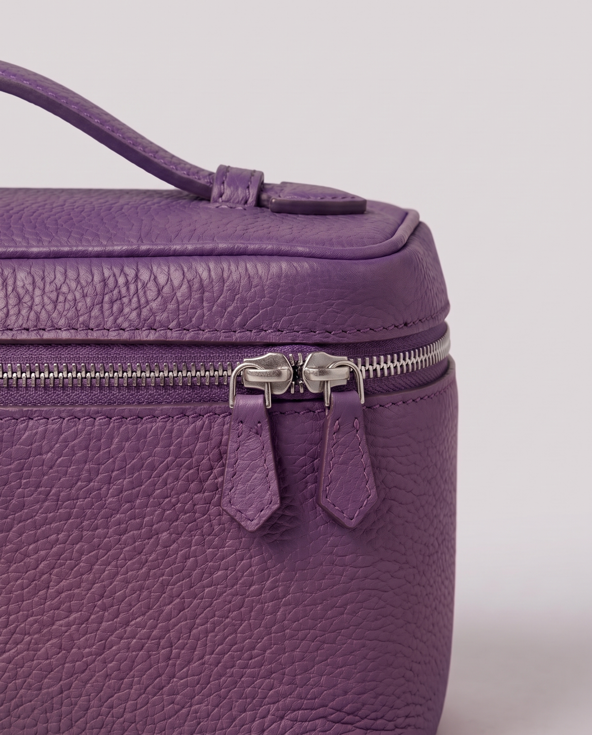 Leather close-up of the Valentina Tela Small bag in Purple