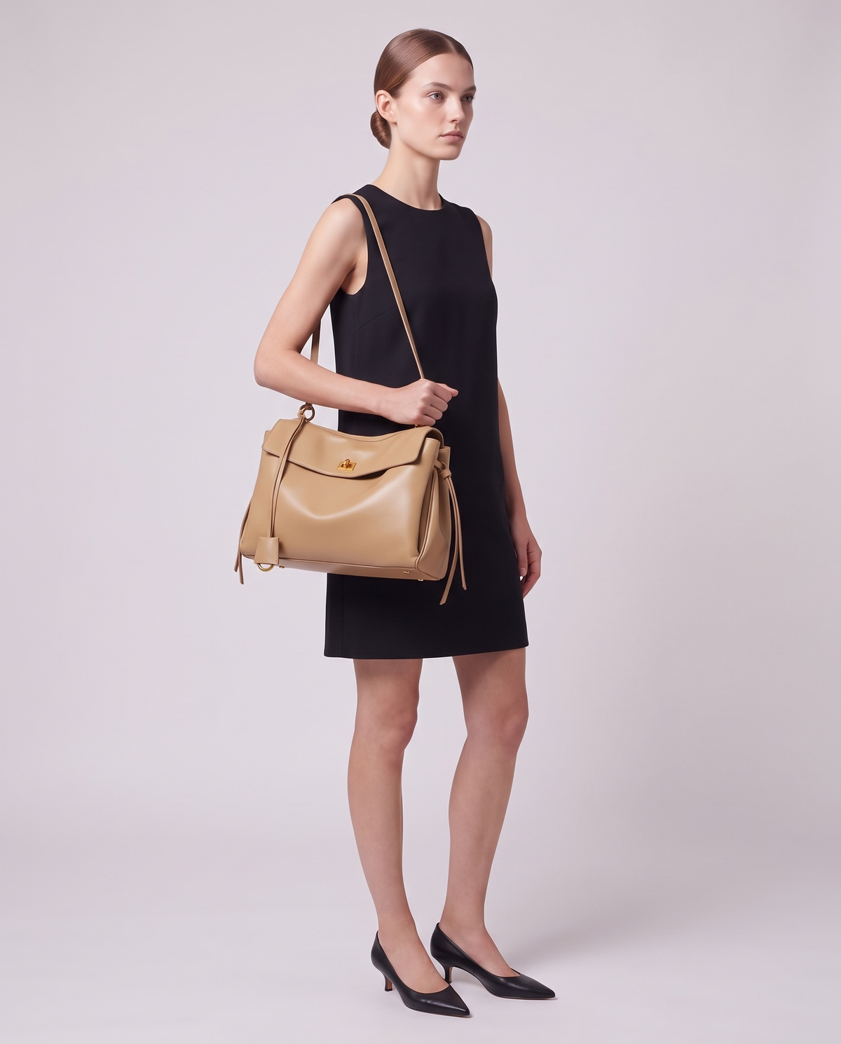 Model carrying the Valentina Tinto Large bag in Tan
