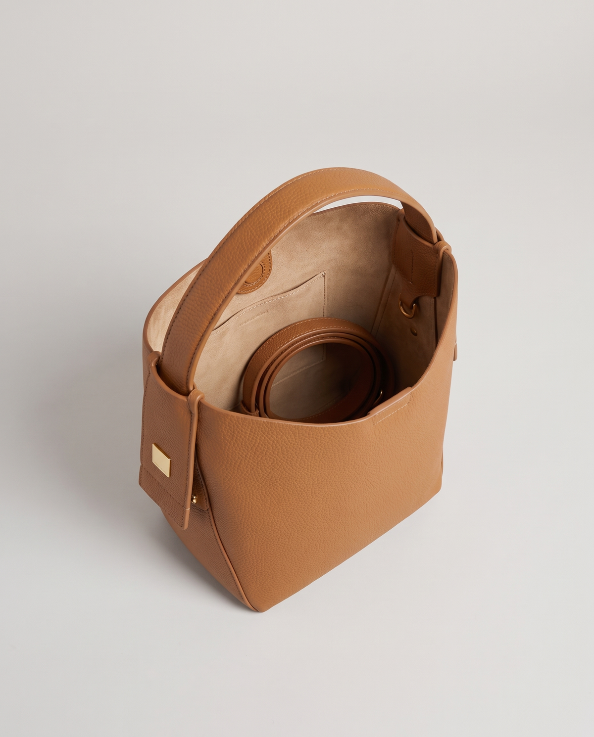 Transit leather bucket bag in Caramel – view from above into the lined interior