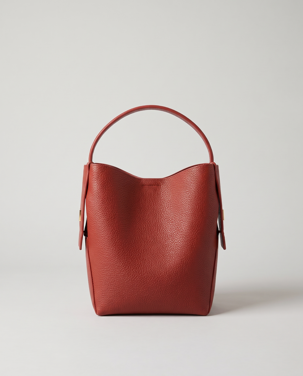 Transit leather bucket bag in Rust – front view