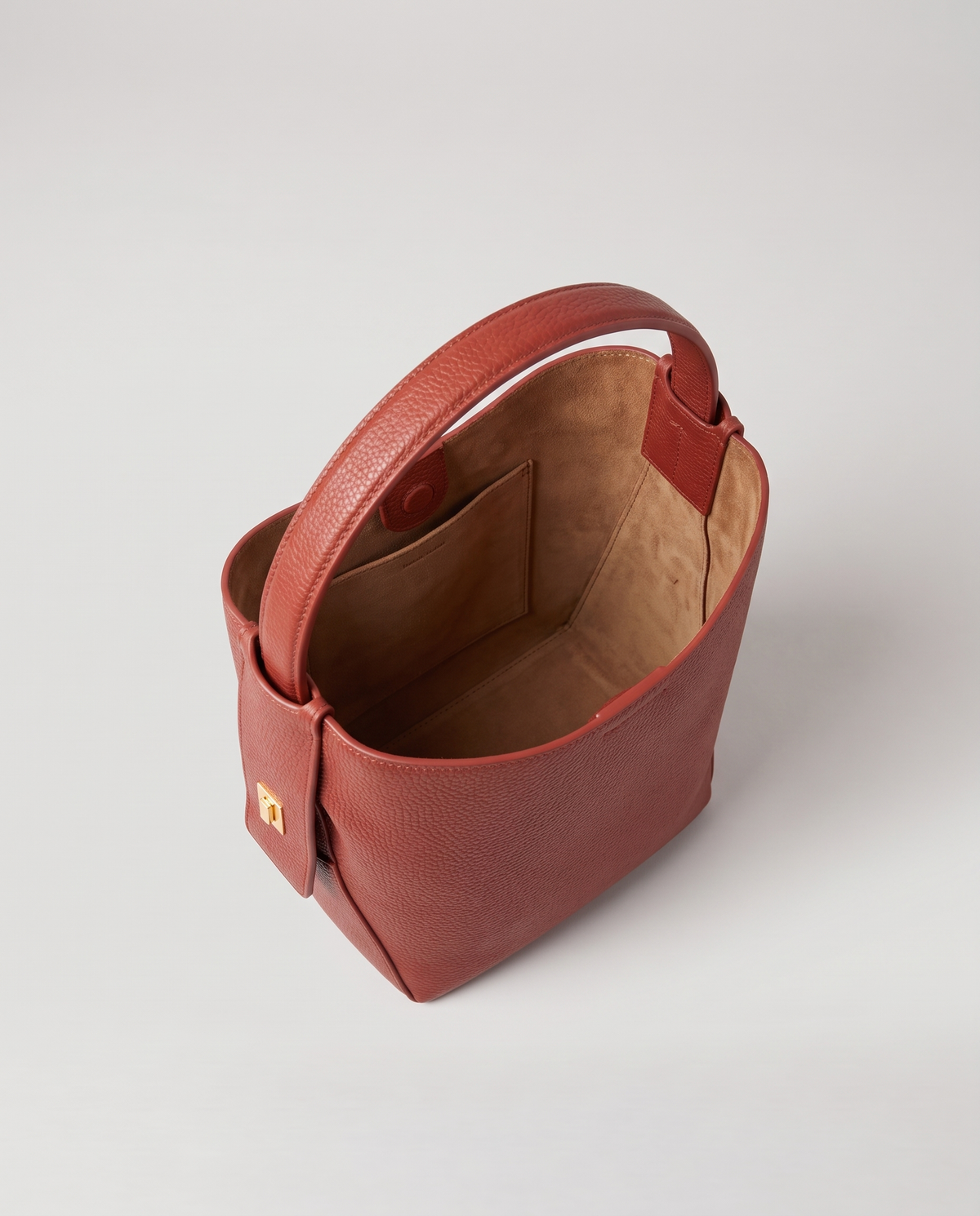 Transit leather bucket bag in Rust – view from above into the lined interior
