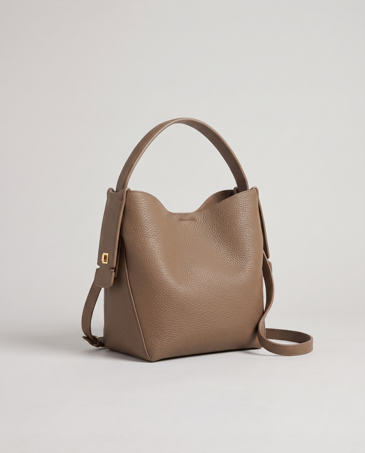 Transit leather bucket bag in Taupe – three-quarter view
