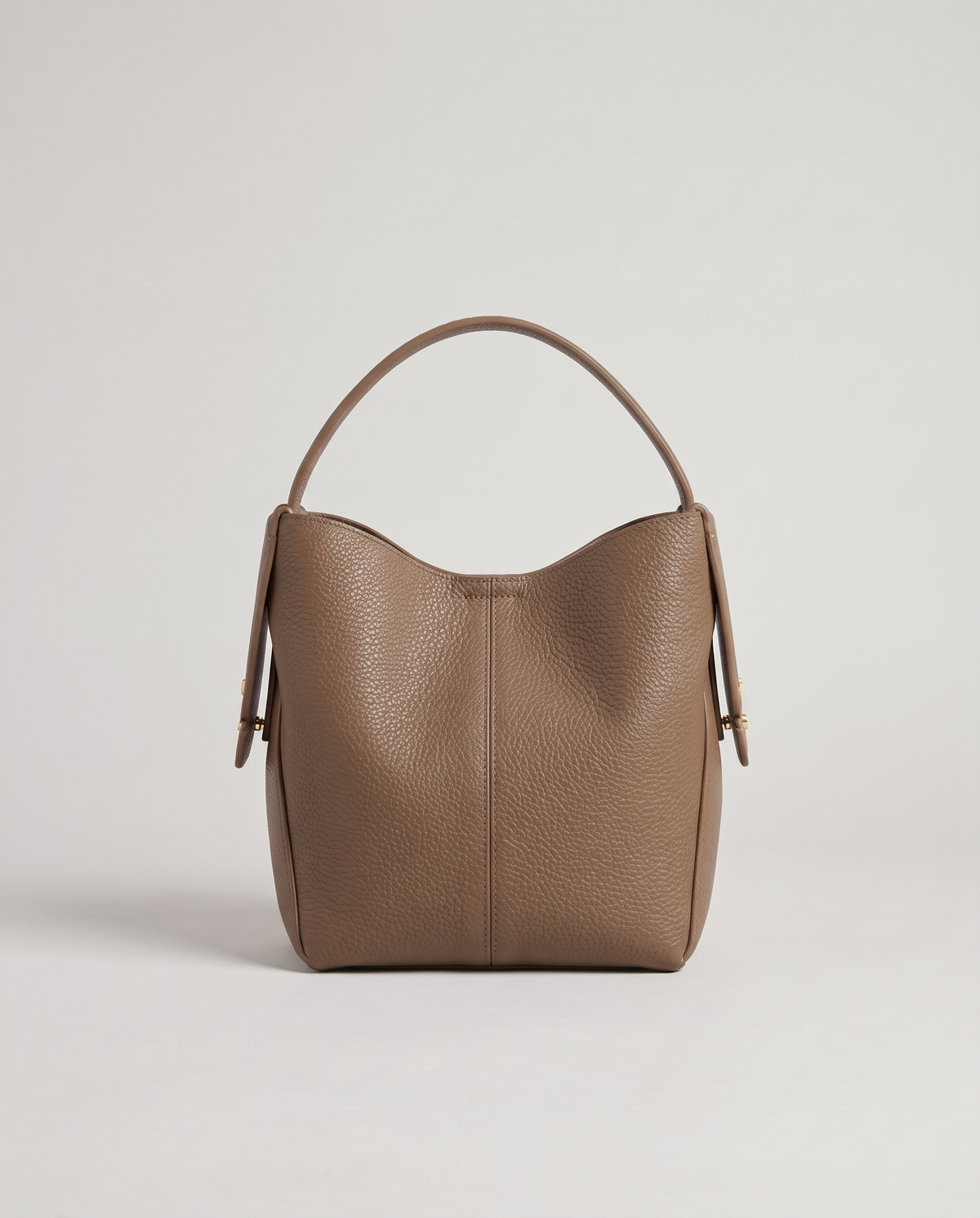 Transit leather bucket bag in Taupe – back view