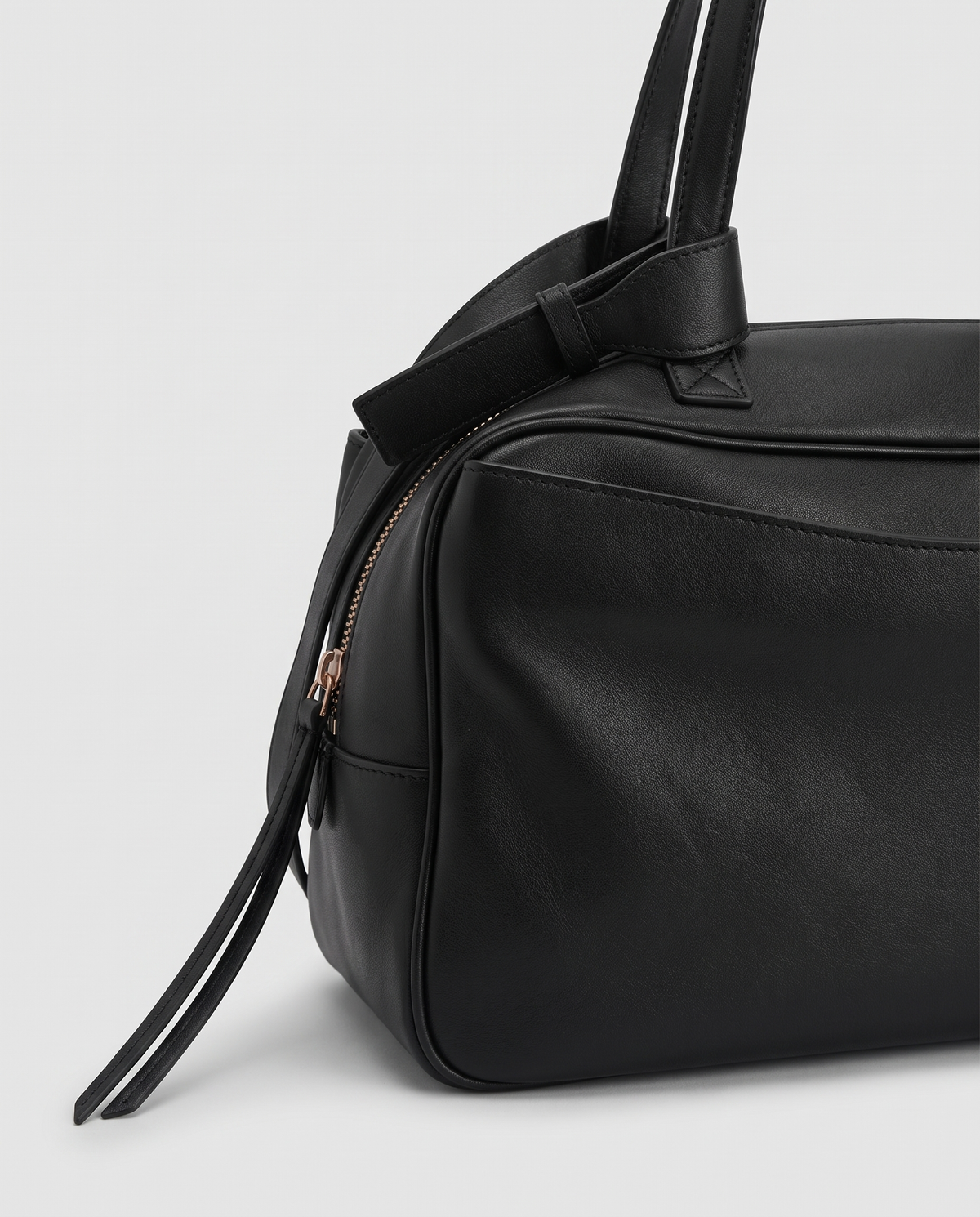 Leather close-up of the Valentina Treviso Large bag in Black