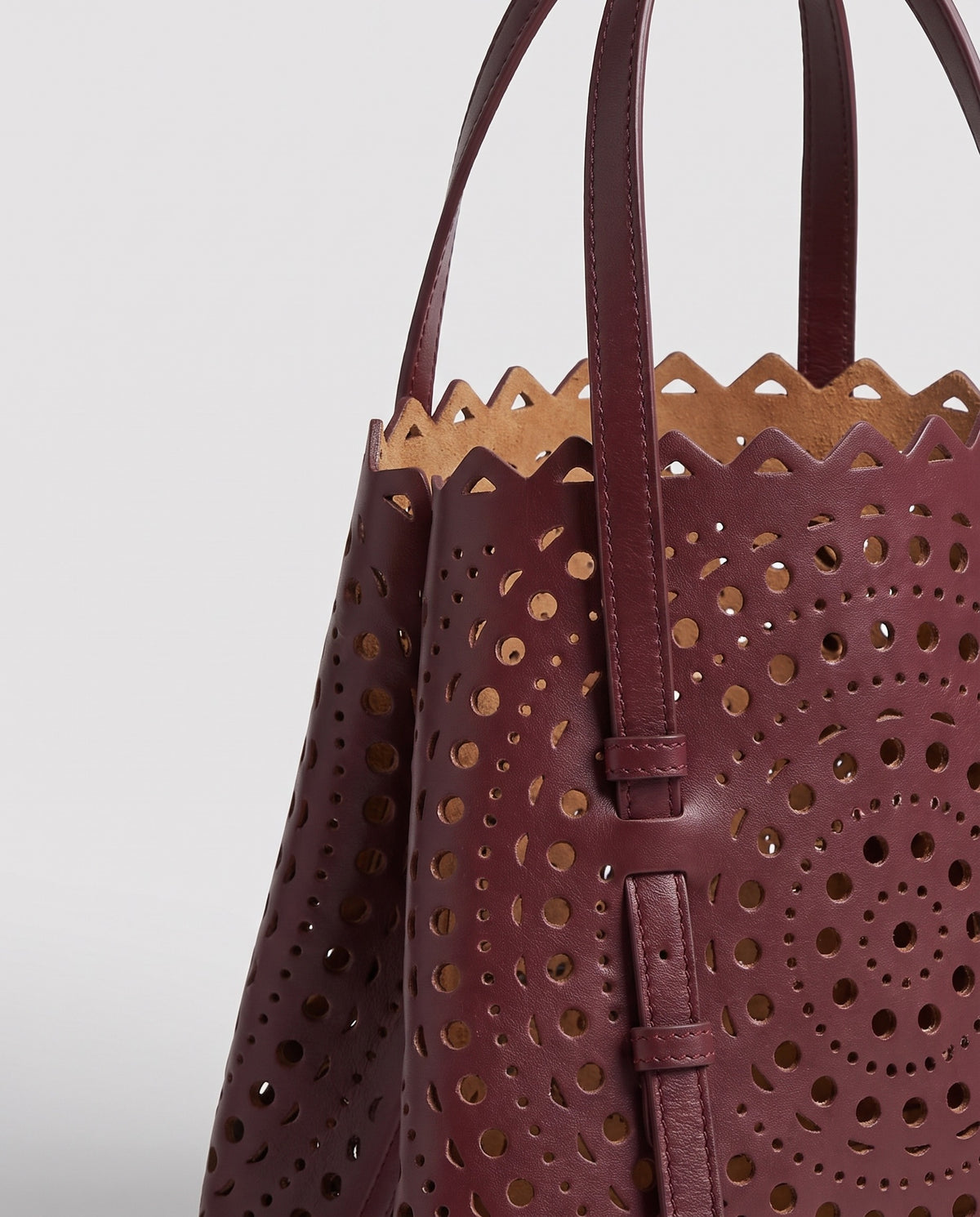 Leather close-up of the Valentina Urbino Large bag in Burgundy