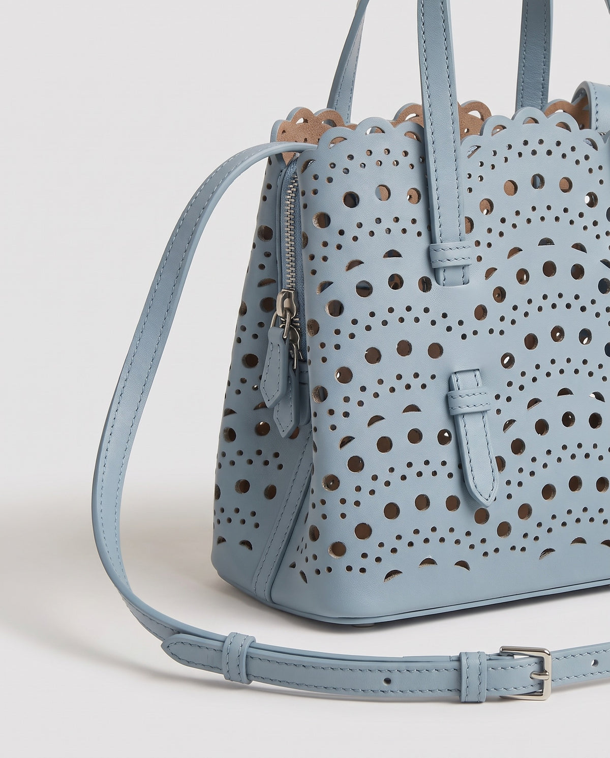 Leather close-up of the Valentina Urbino Large bag in Sky