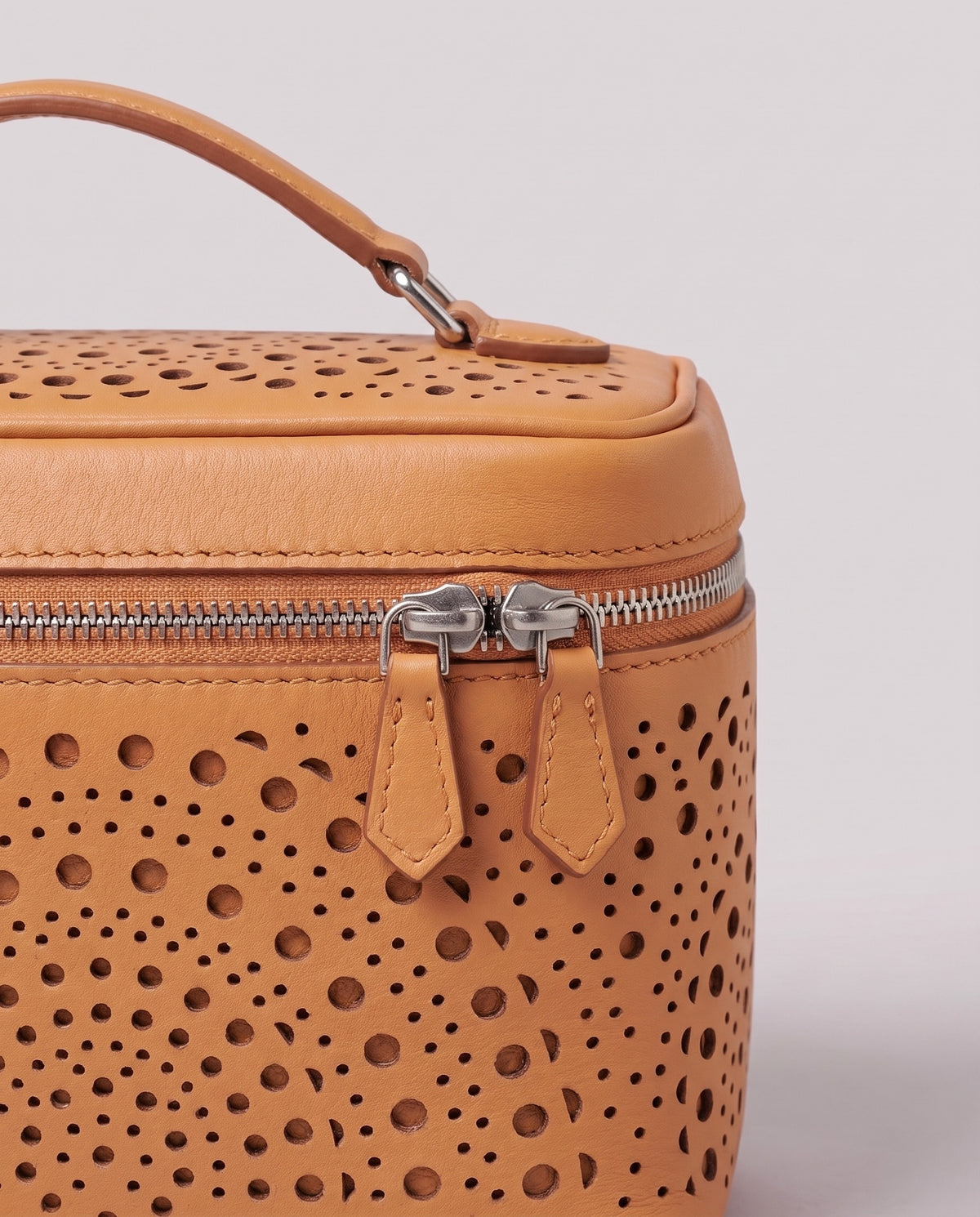 Leather close-up of the Valentina Urbino Small bag in Apricot