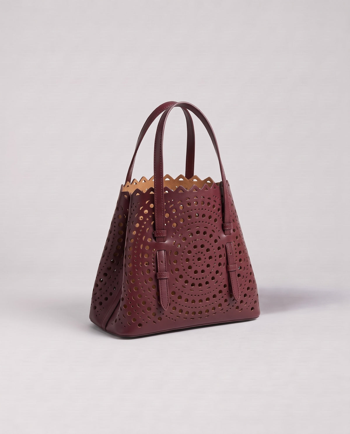 Valentina Urbino Small bag in Burgundy, three-quarter view