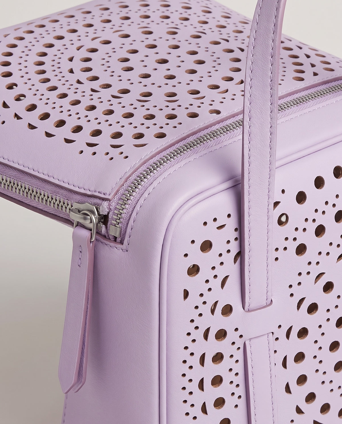 Leather close-up of the Valentina Urbino Small bag in Lavender