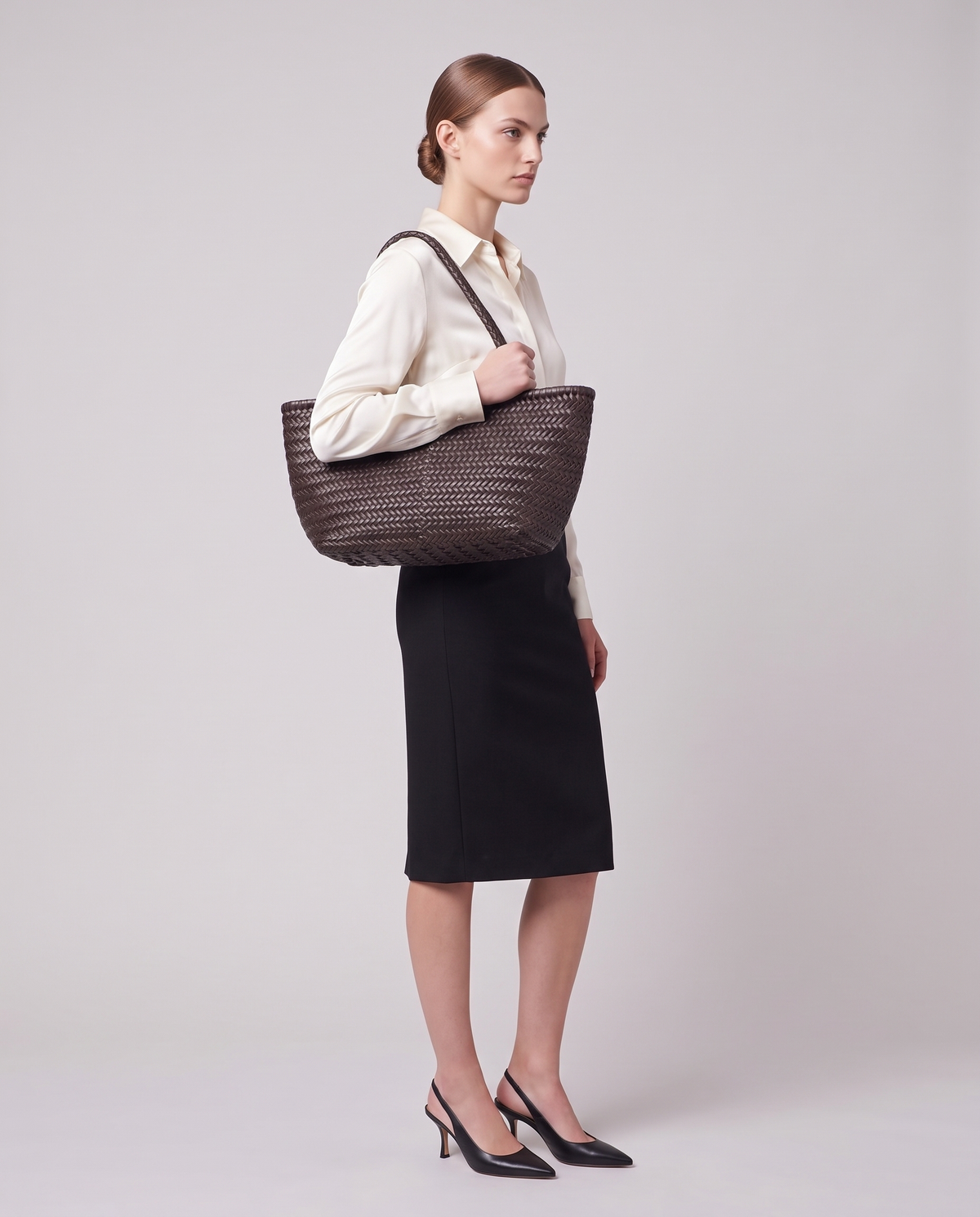 Model carrying the Valentina Bosa bag in Chocolate