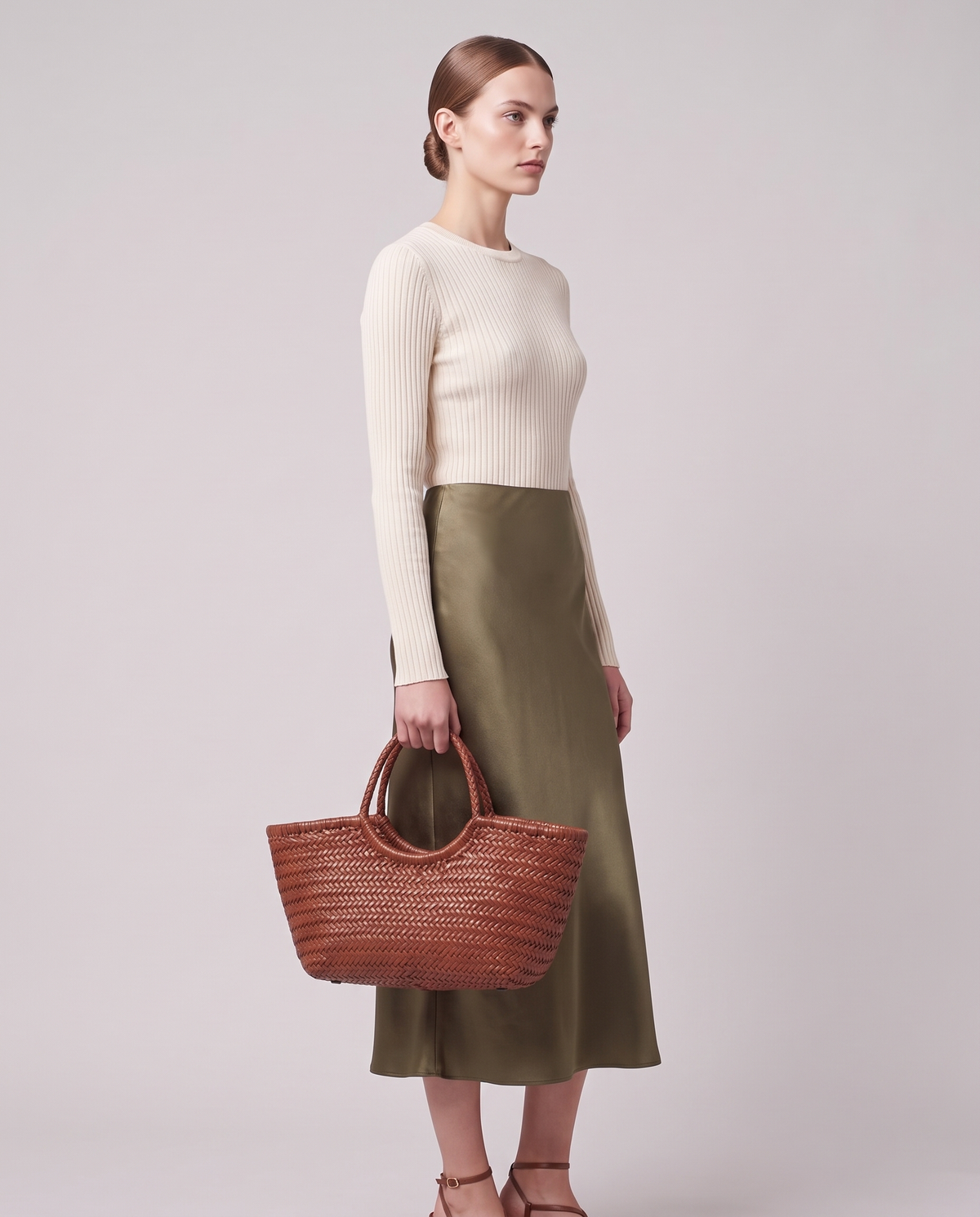 Model carrying the Valentina Bosa bag in Cognac